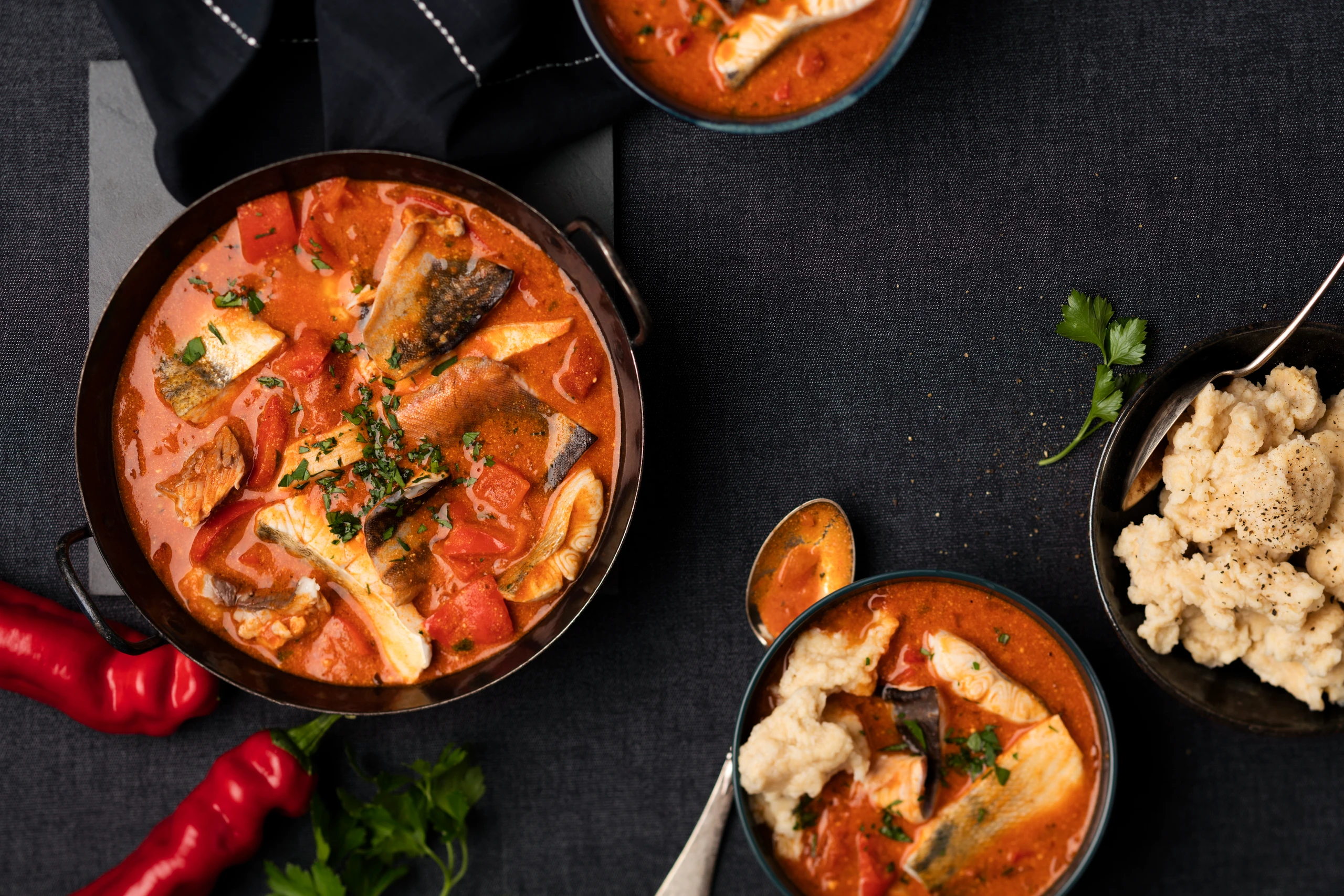 Paprizierte Fischsuppe "Halászlé"