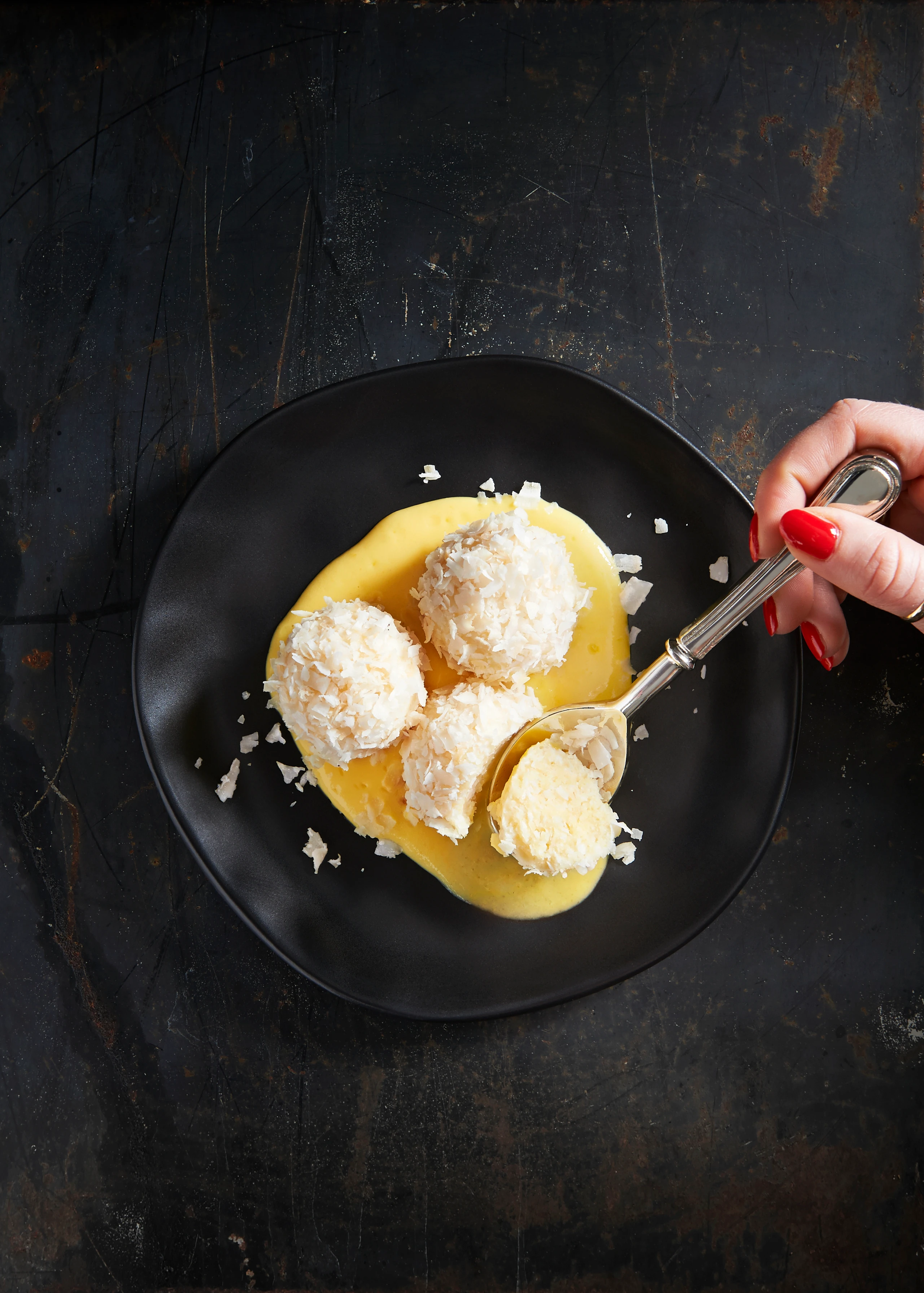 Kokos-Topfenknödel mit Mangosauce