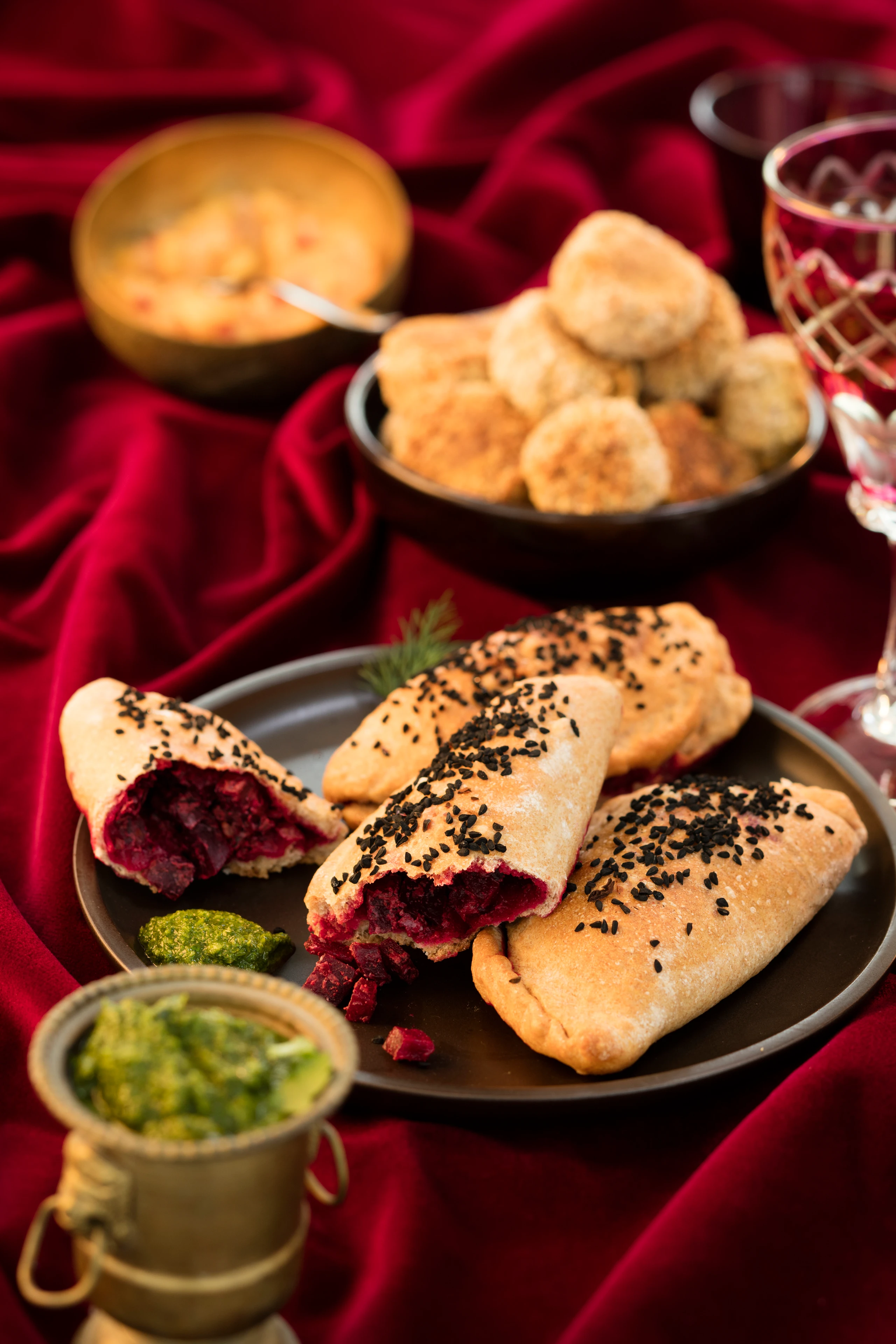 Rote-Rüben-Kokos-Taschen mit Dill-Koriander-Pesto