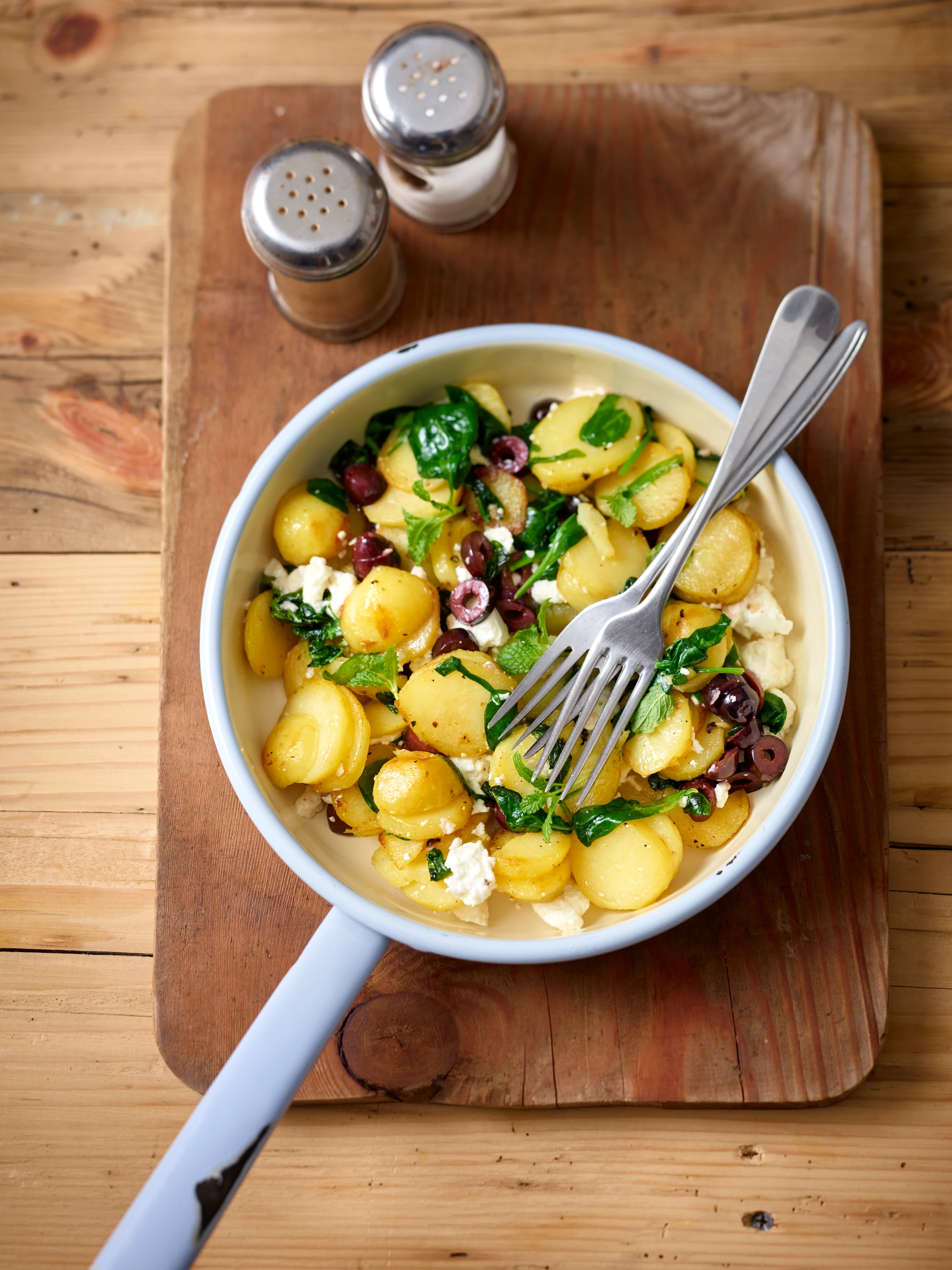 Erdäpfel-Pfanne mit Spinat, Feta und Chili