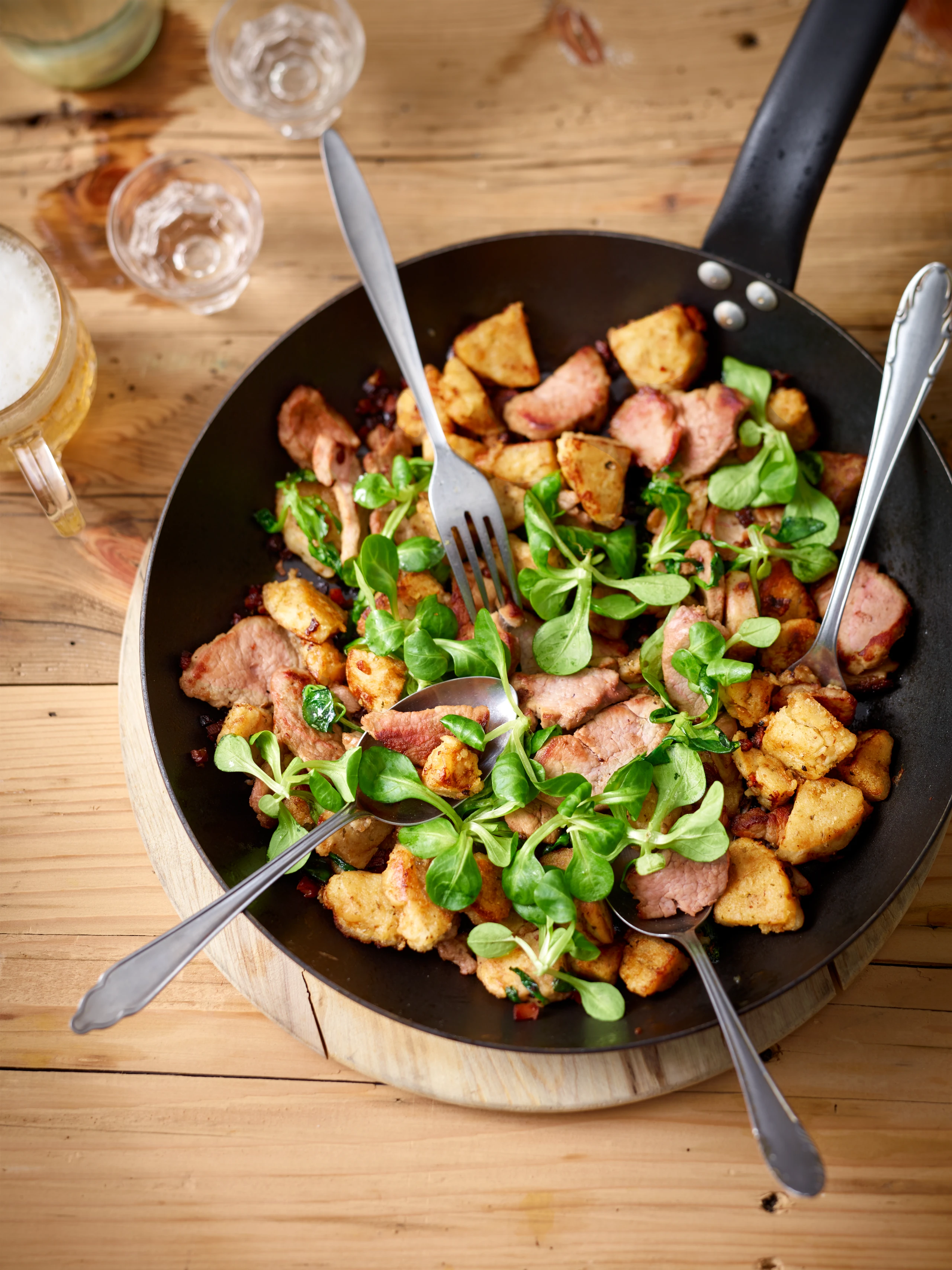 Knödelgröstl mit Schweinsfilet, Speck und Vogerlsalat