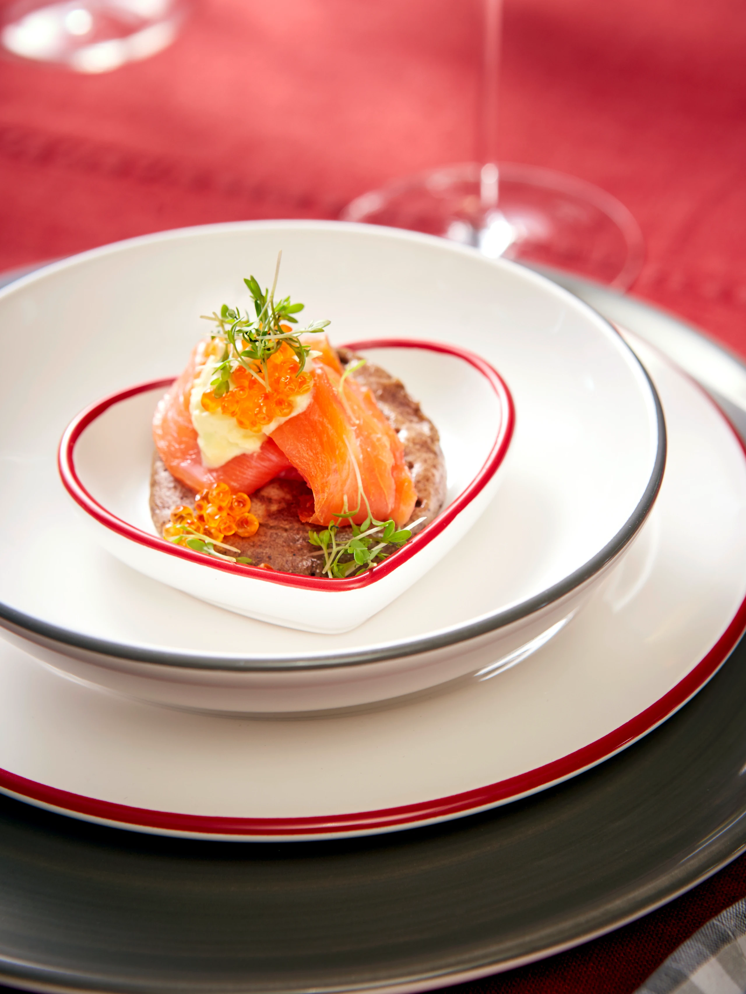 Blinis mit Räucherlachs, Senfcreme und Kresse