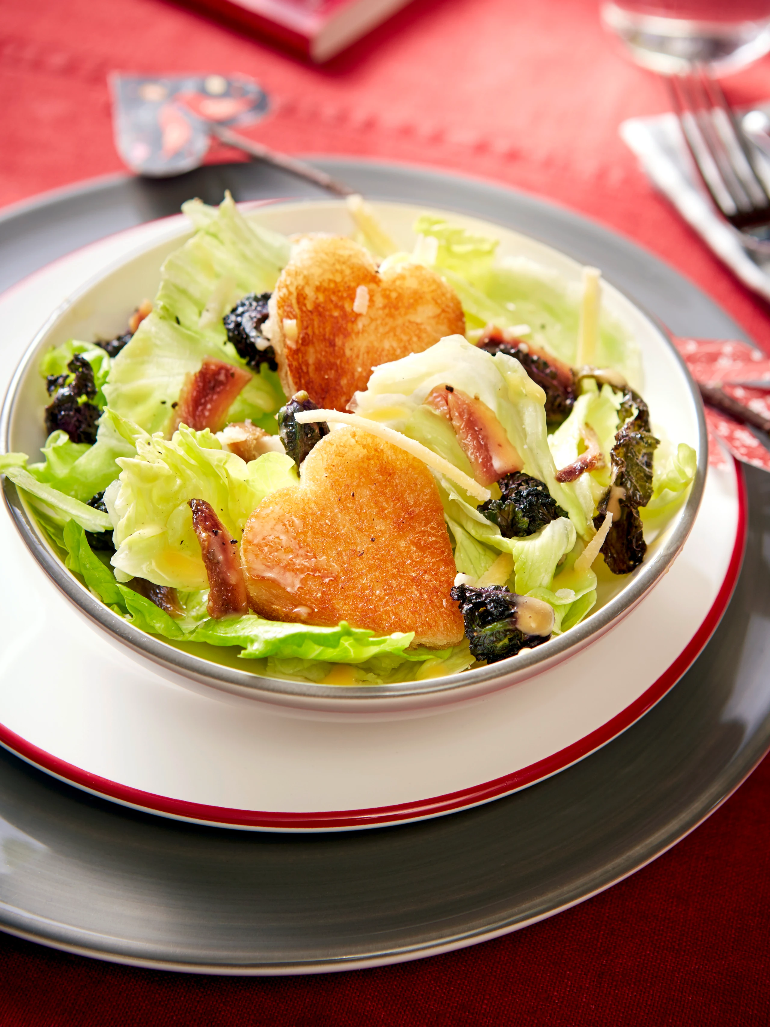 Cäsar-Salat mit Brotherzen