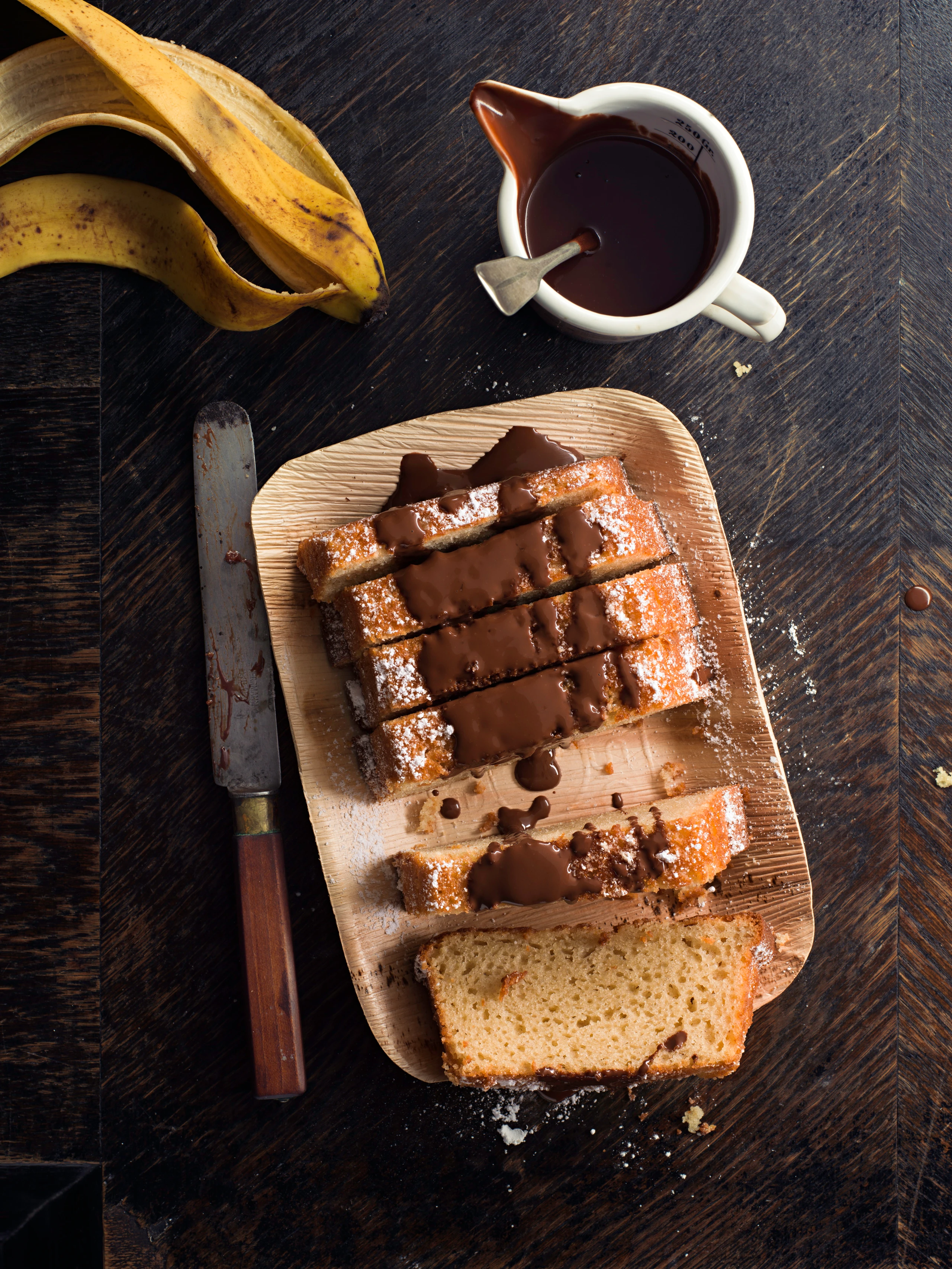 Bananenkuchen mit Schokosauce