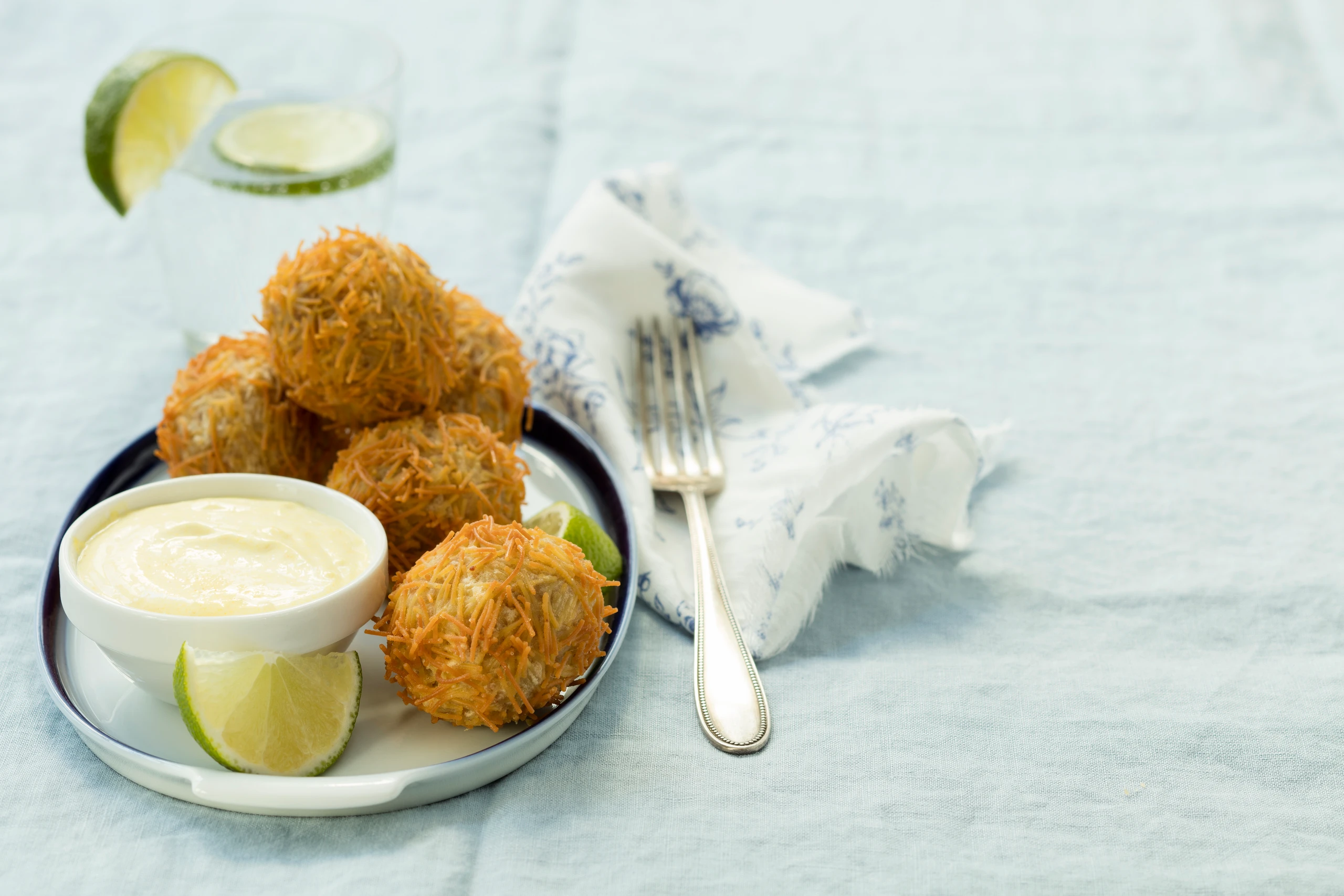 Fleischbällchen im Nudelmantel
