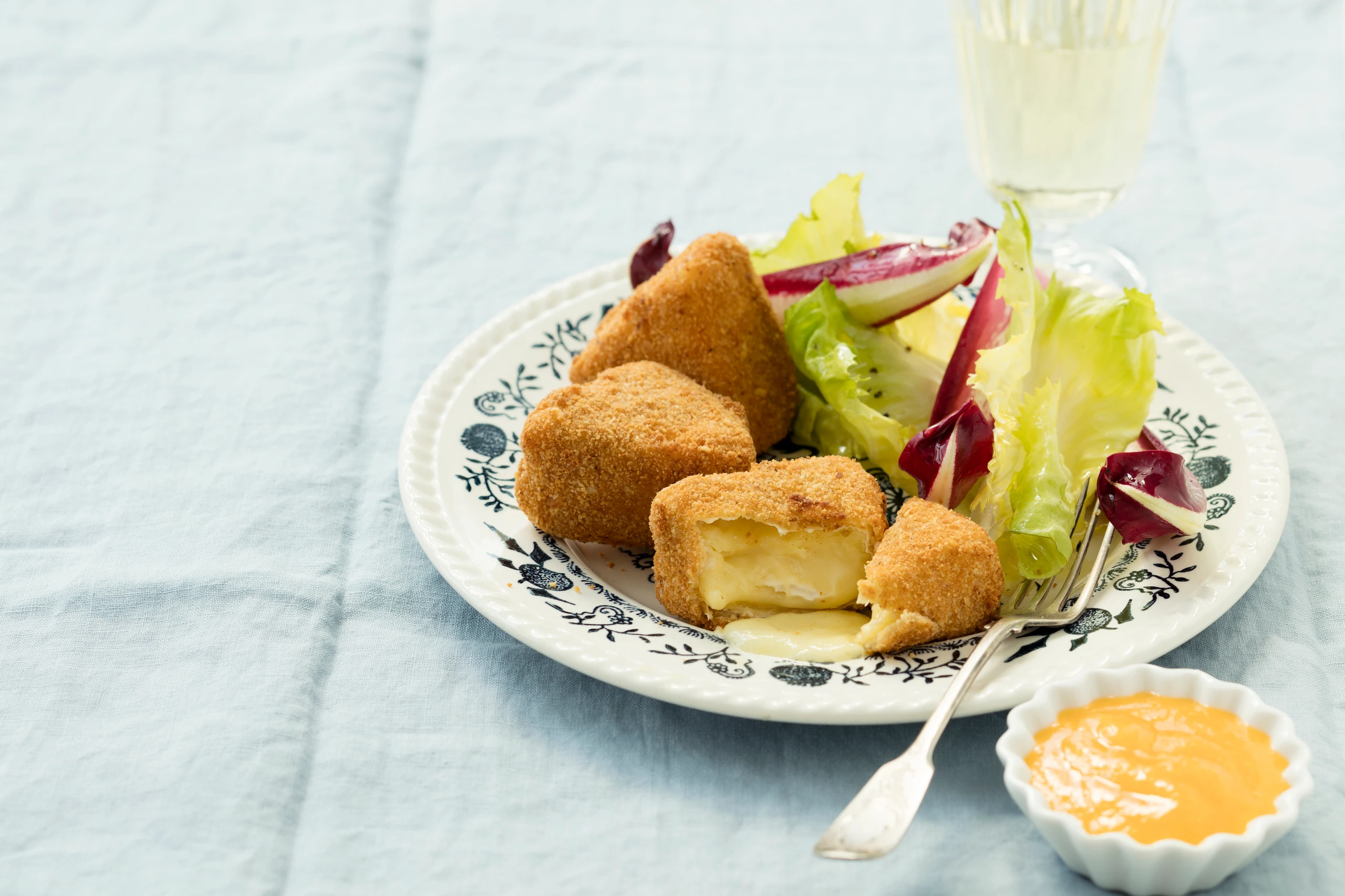 Camembert in der Nusskruste