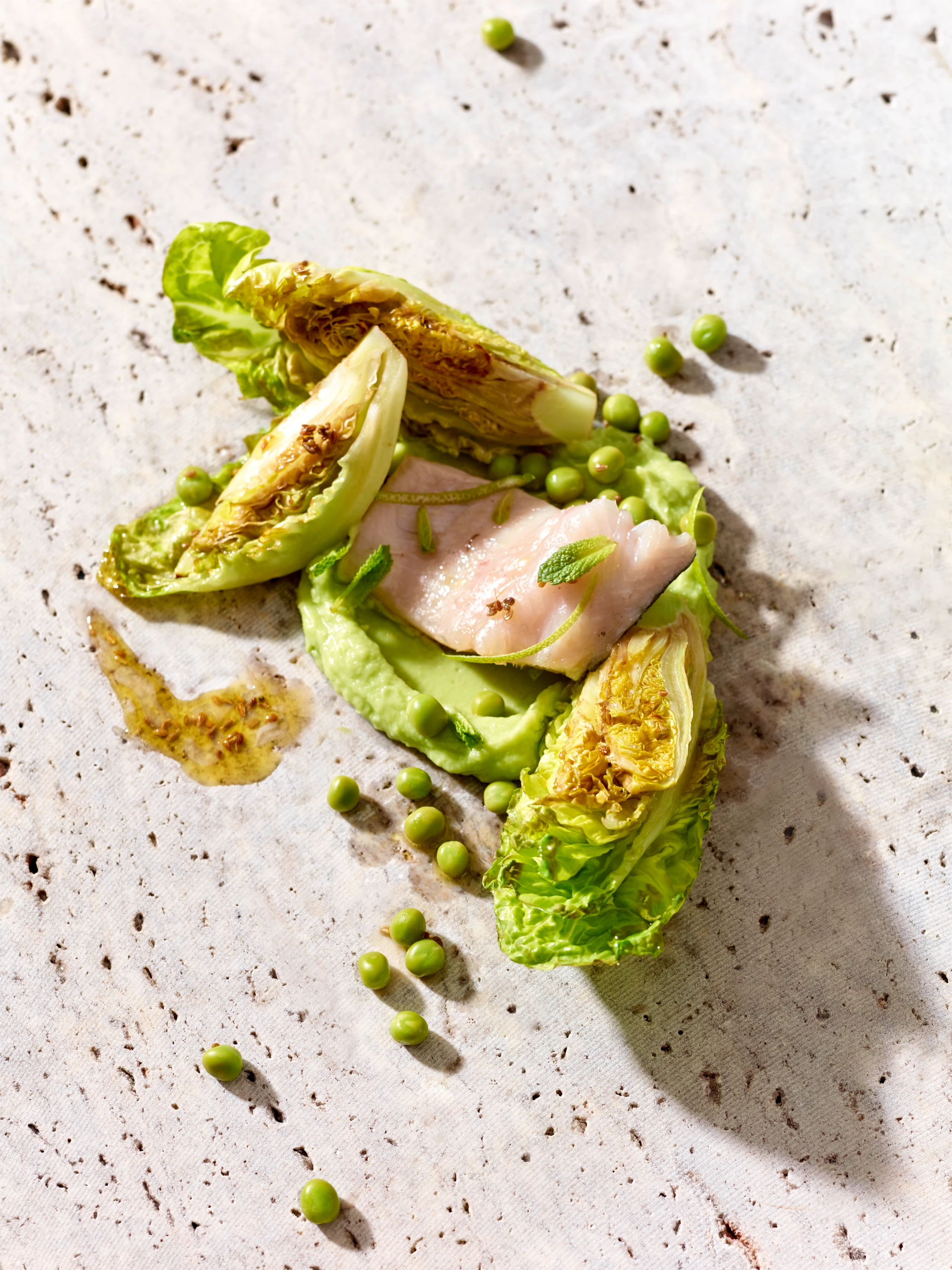 Forelle mit Avocadocreme, Erbsen und Salazherzen