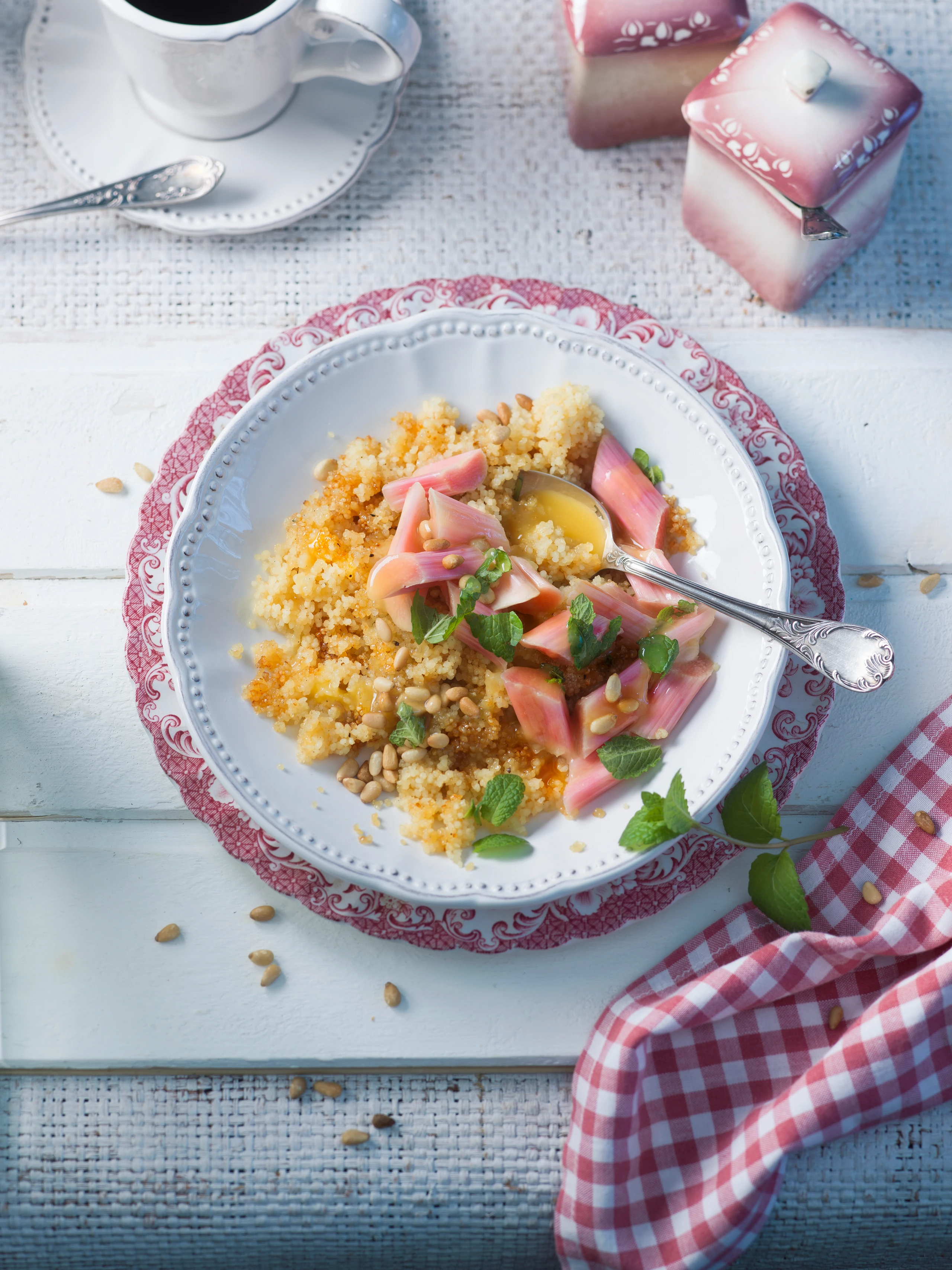 Couscous mit Rhabarber-Kompott