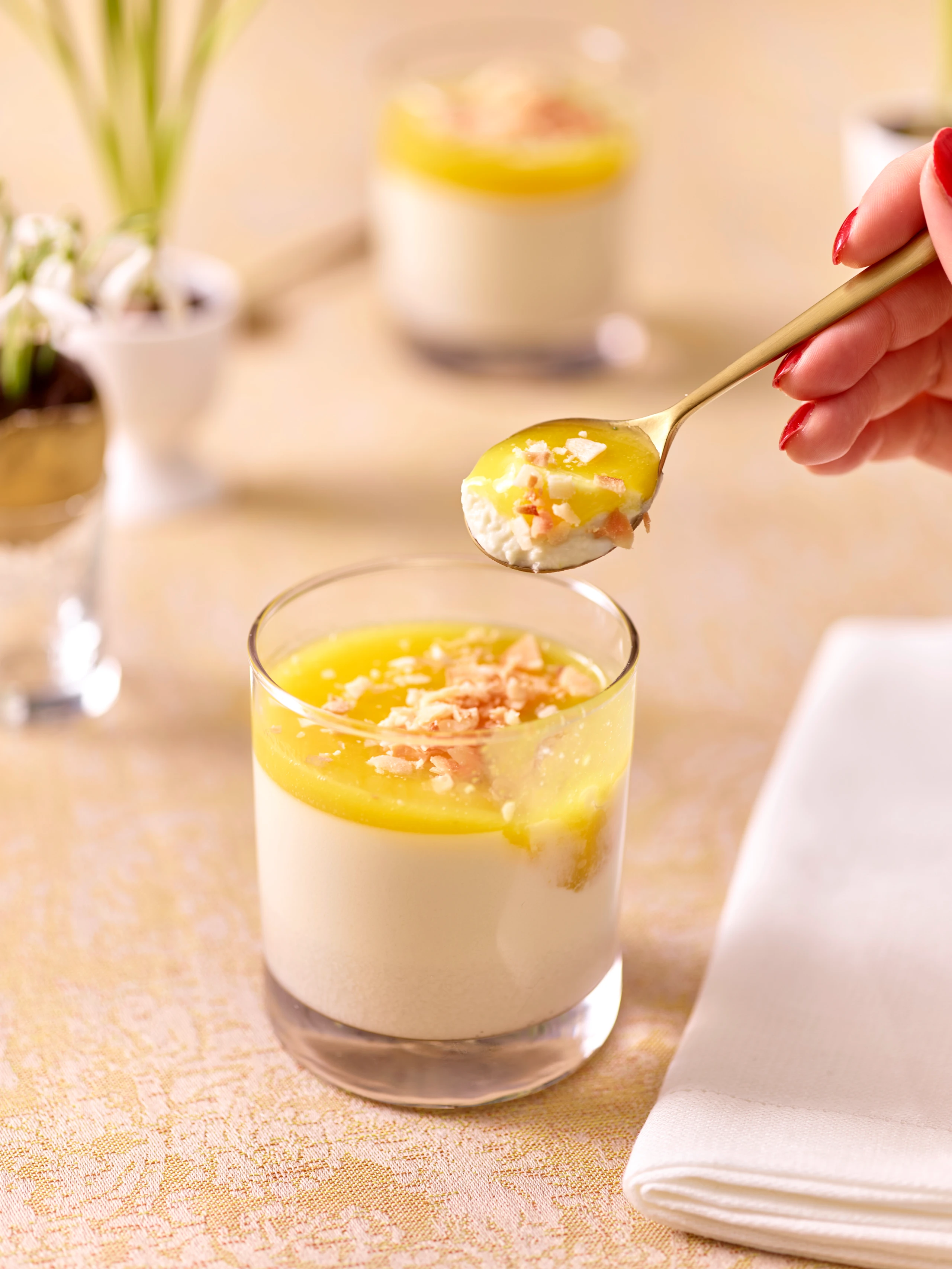 Panna cotta mit Kokos und Ananassauce