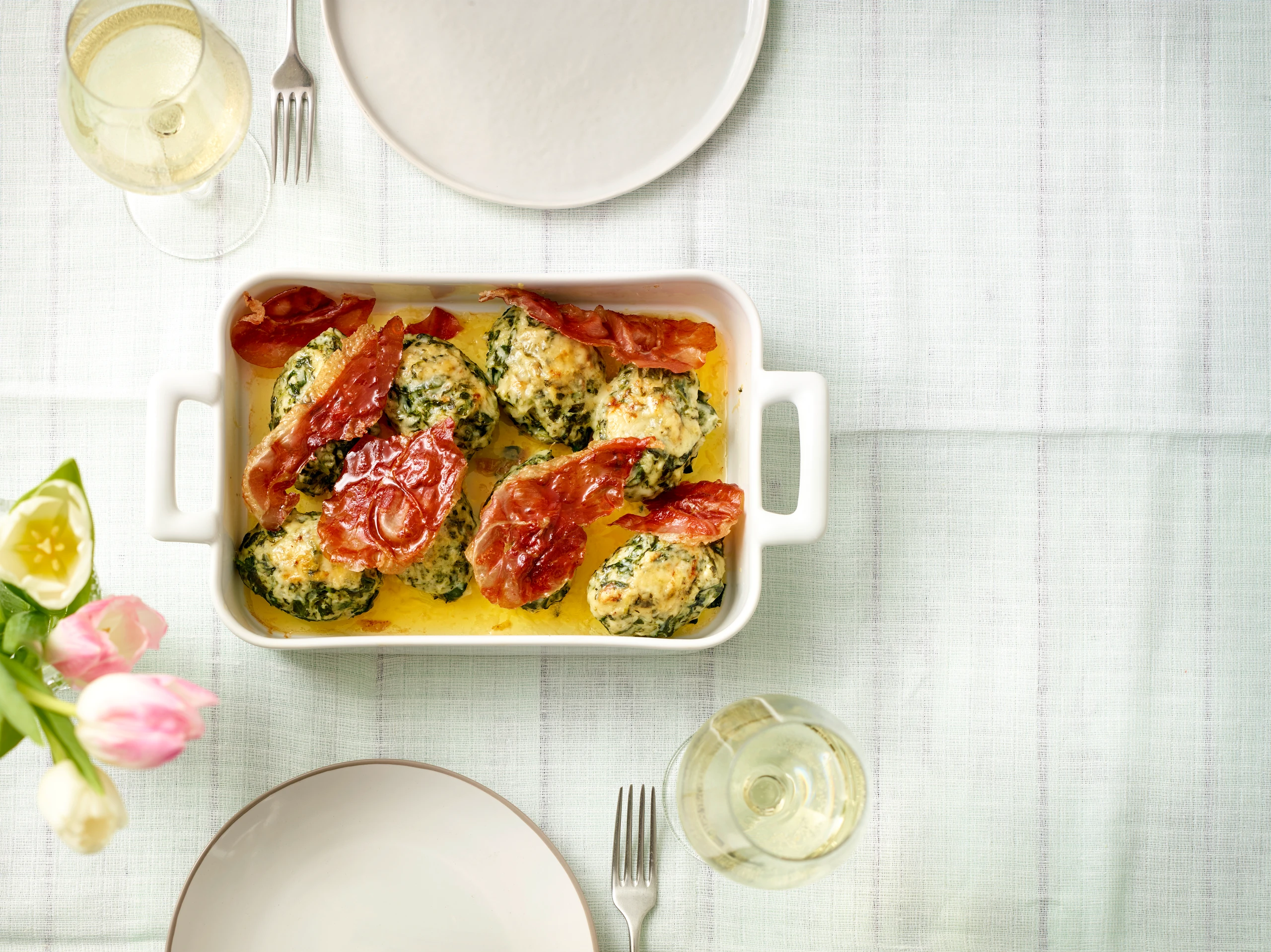 Spinatnockerl mit Bergkäse und Rohschinken