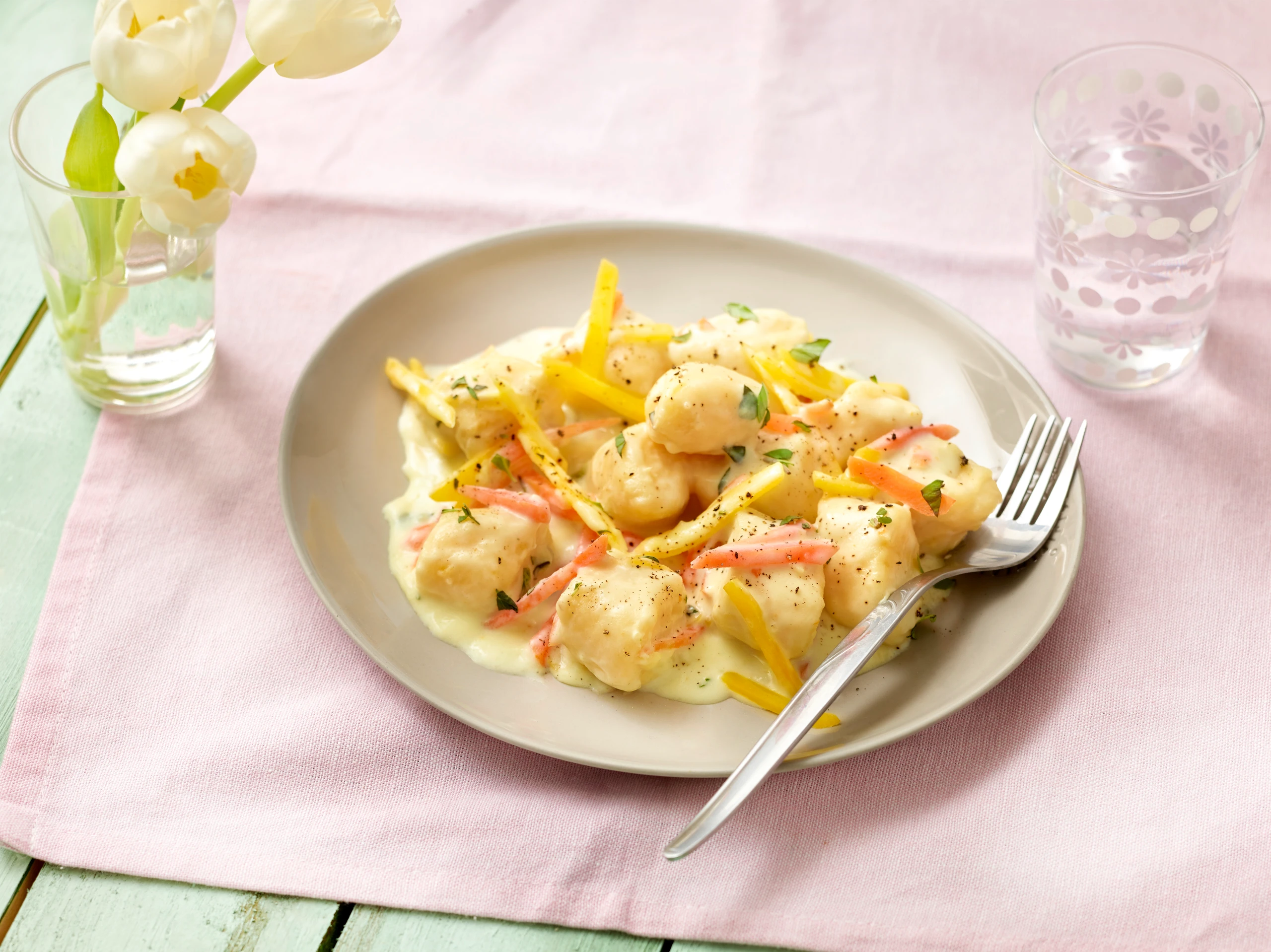 Erdäpfel-Kräuternockerl mit Gemüsestreifen