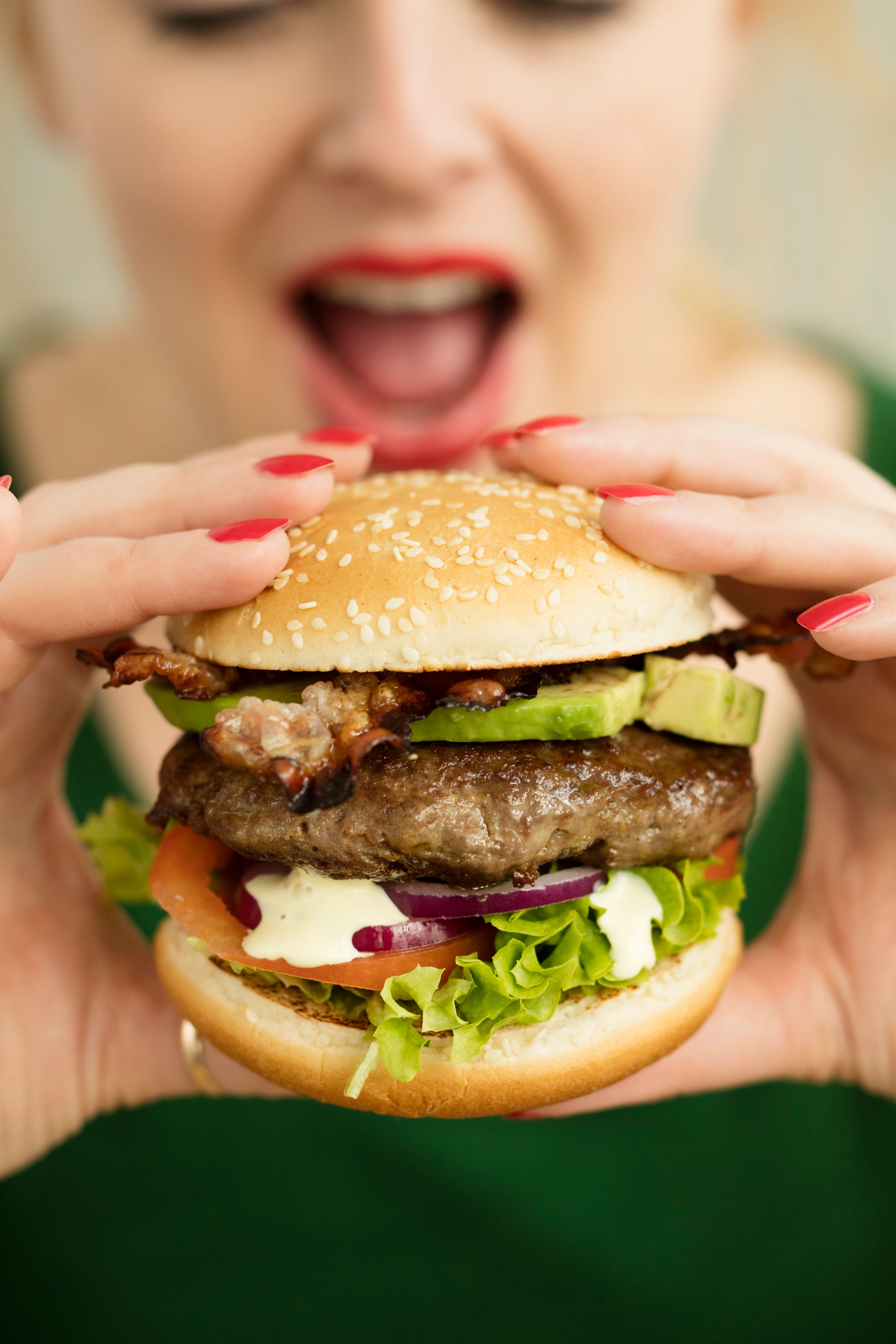 Hamburger mit Avocado und Speck