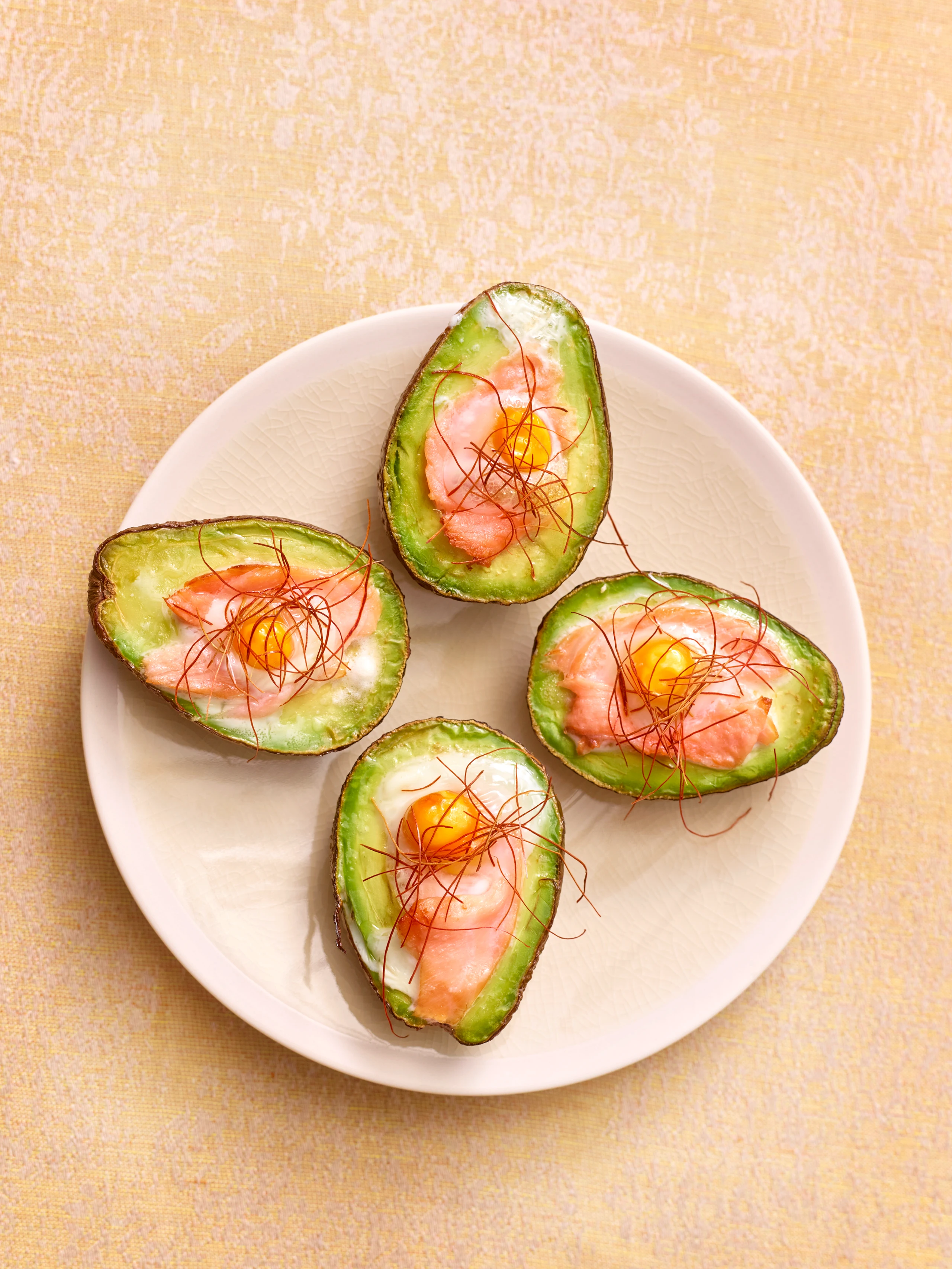 Gefüllte Avocado mit Räucherlachs und Wachtelei