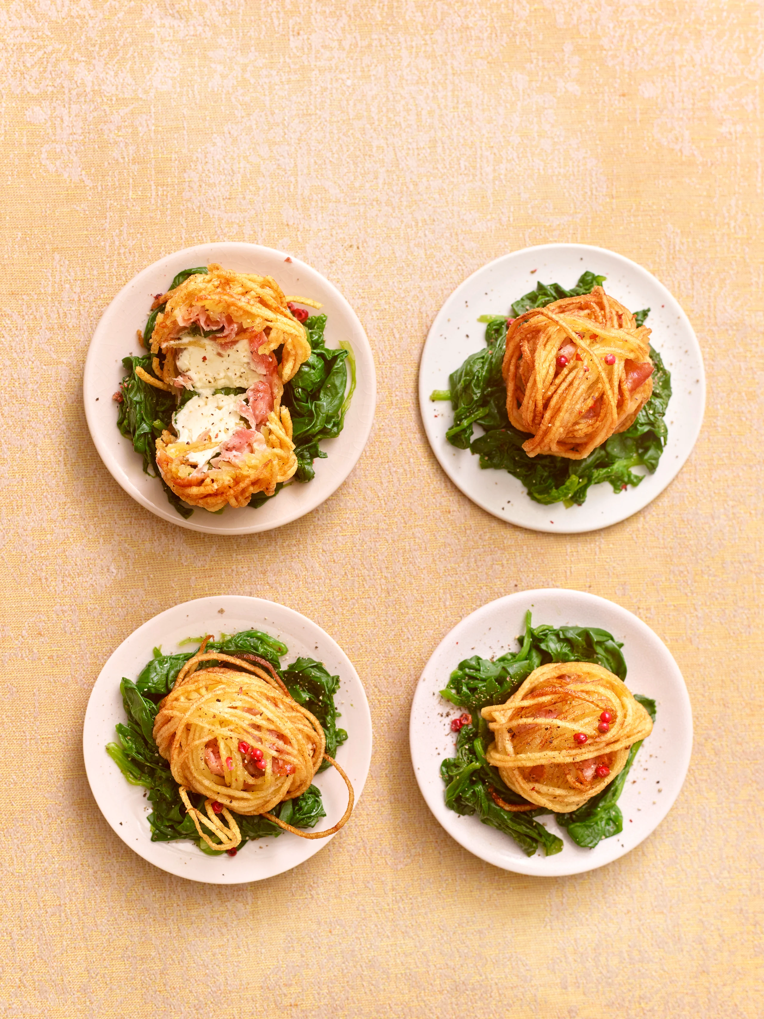 Erdäpfel-Packerl mit Feta, Rohschinken und Spinat