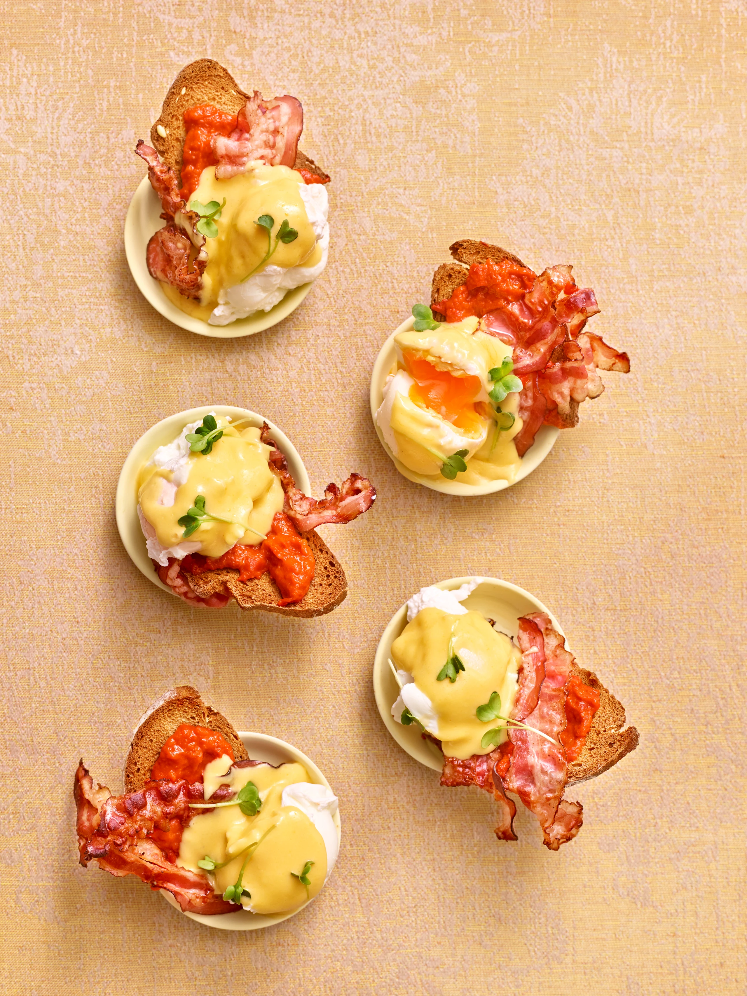 Special Easter Egg Benedict mit Paprikapesto