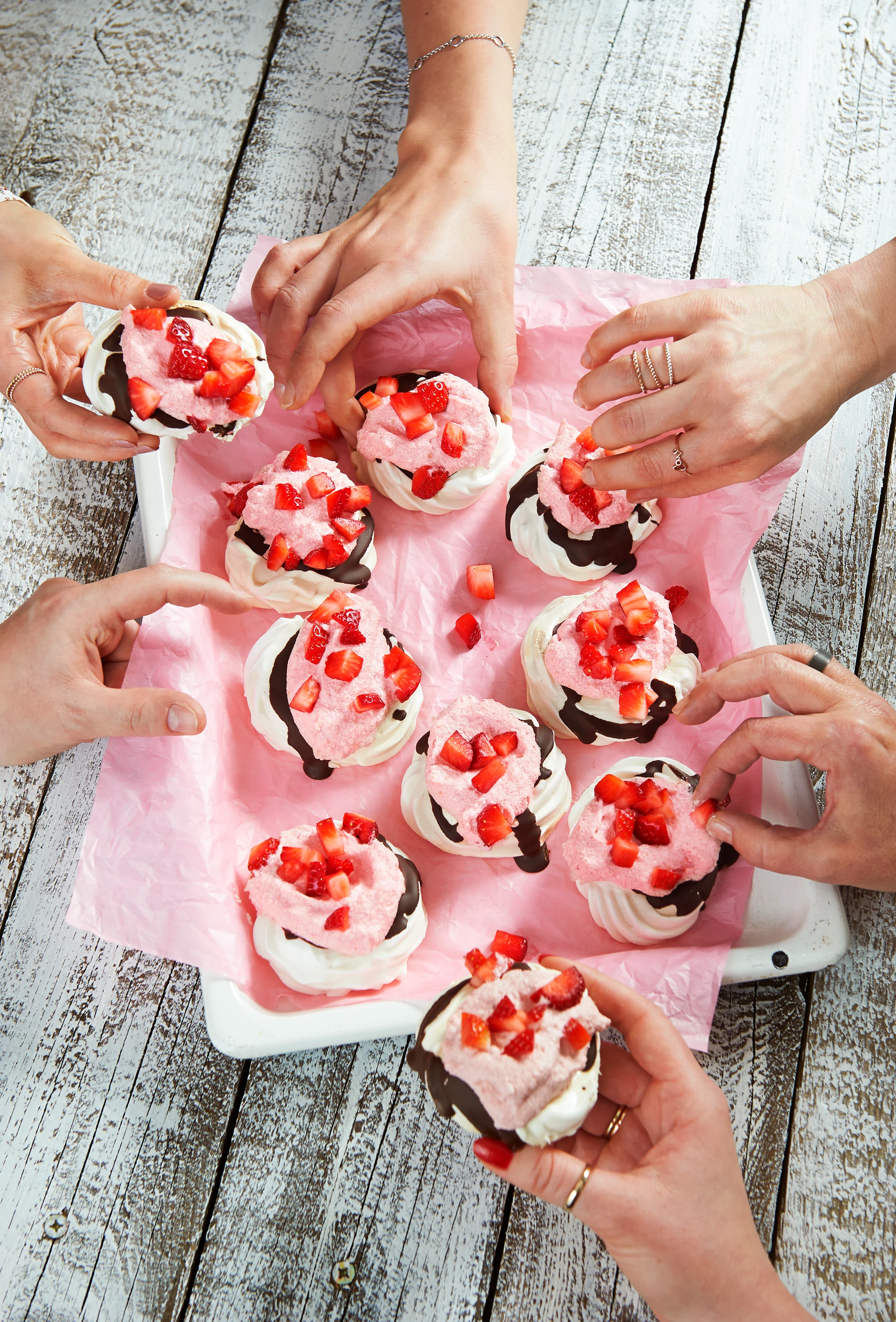 Baiser mit Schokolade, Creme und Erdbeeren