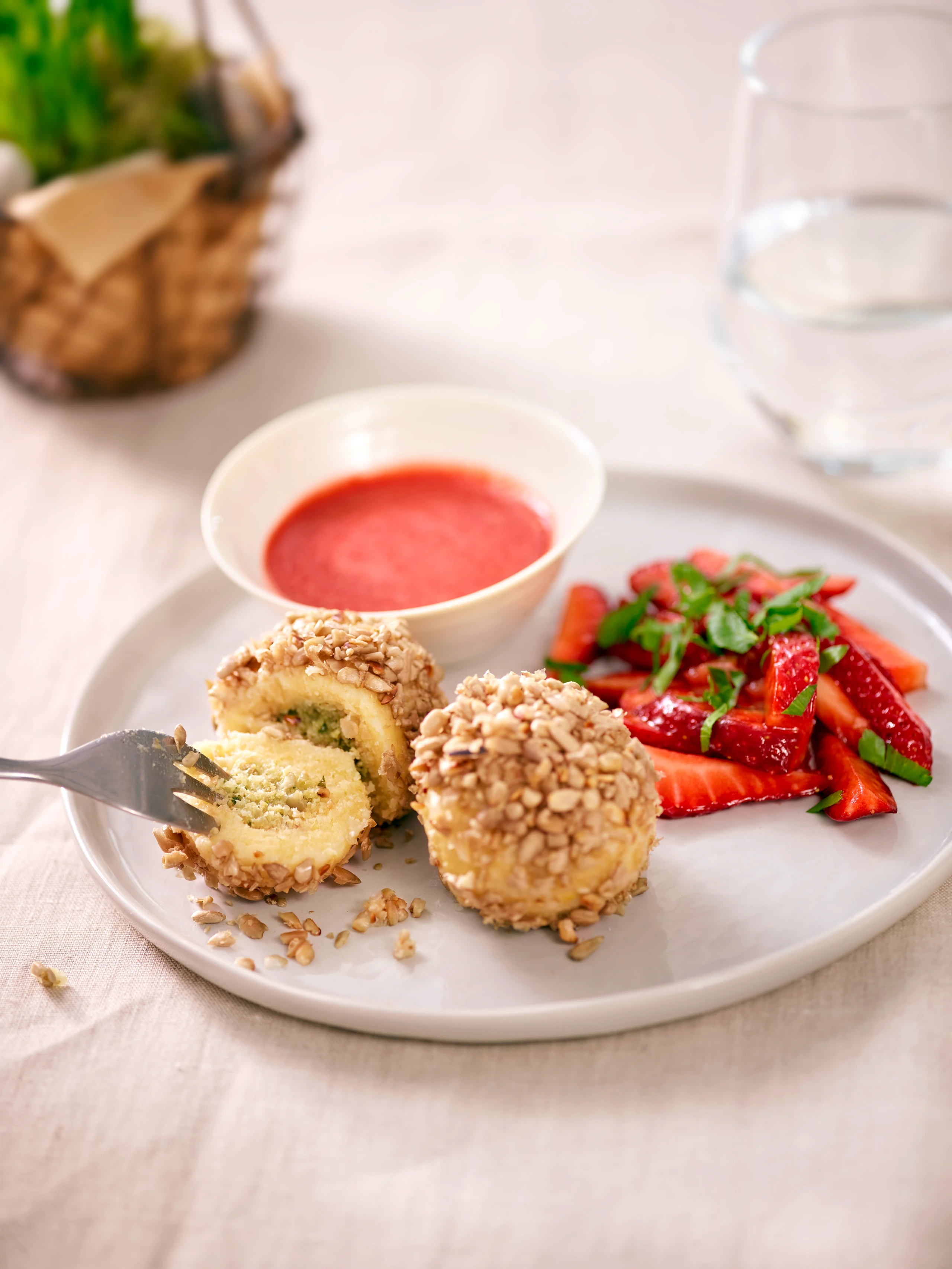 Erdäpfelknödel mit Käsefülle und Erdbeeren