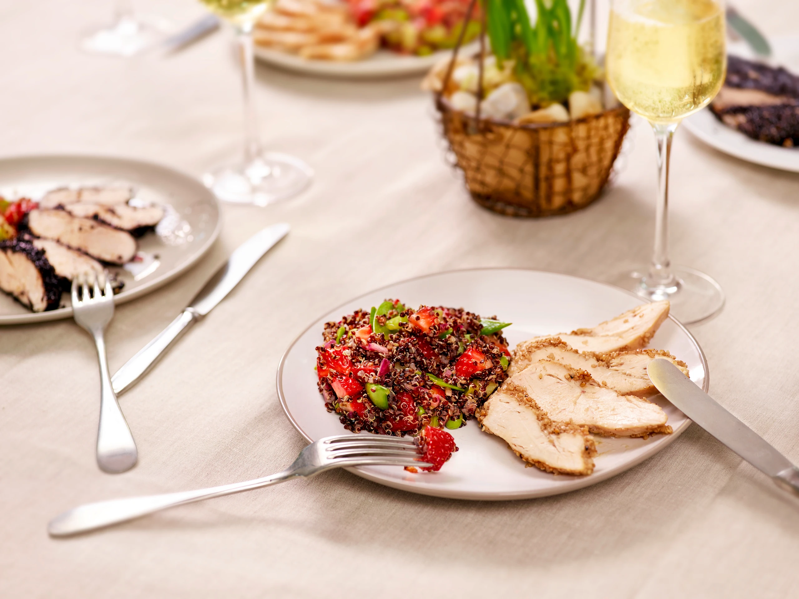 Quinoasalat mit Erdbeeren und Sesamhuhn