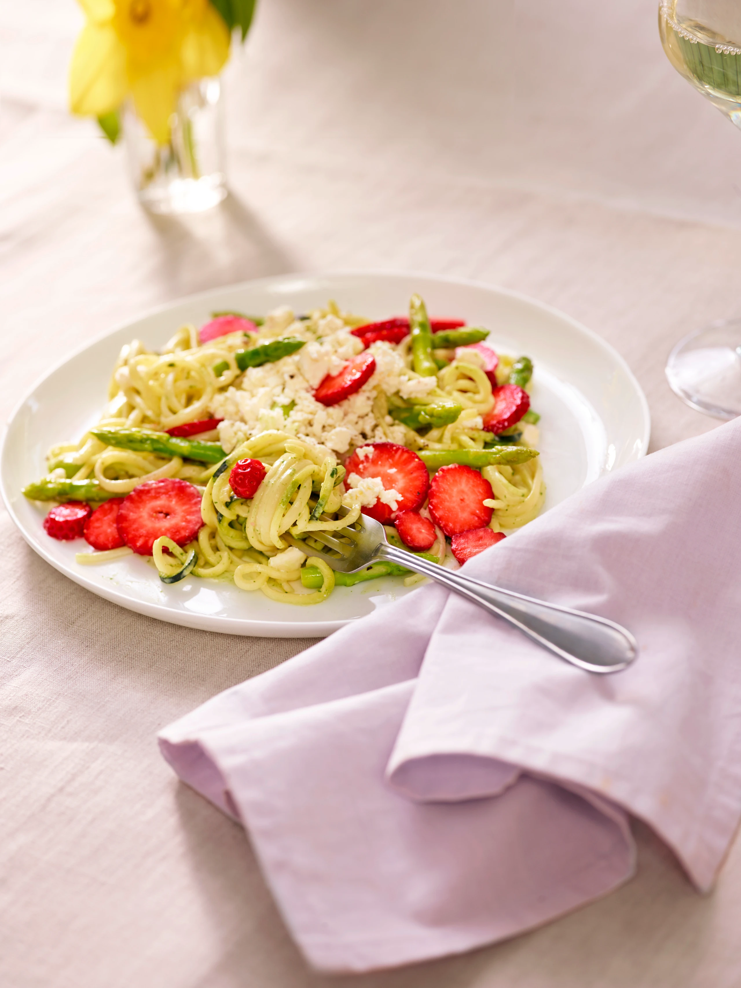 Linguine mit Zucchini, Spargel und Erdbeeren