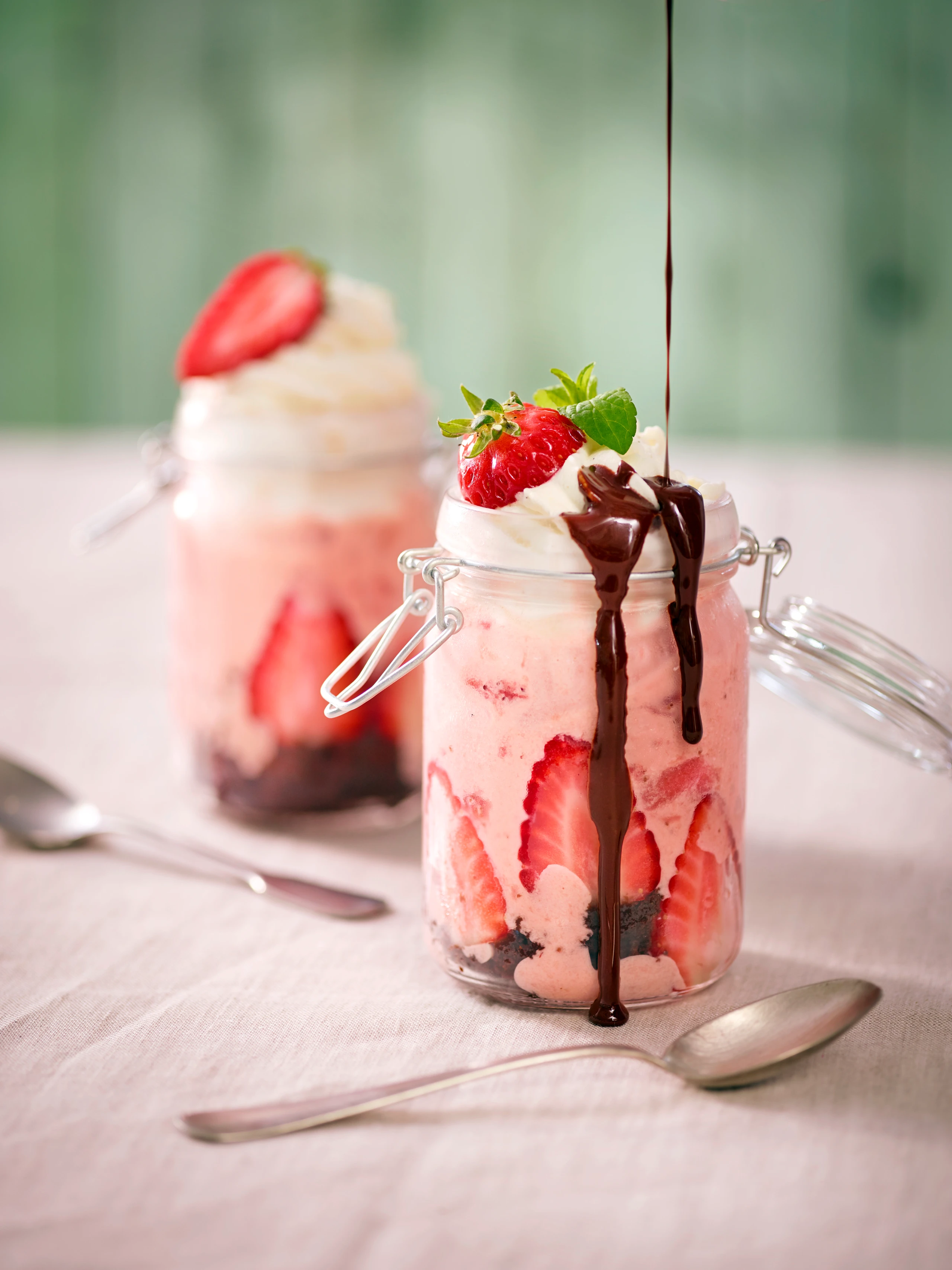 Erdbeer-Kokos-Eis-Trifle