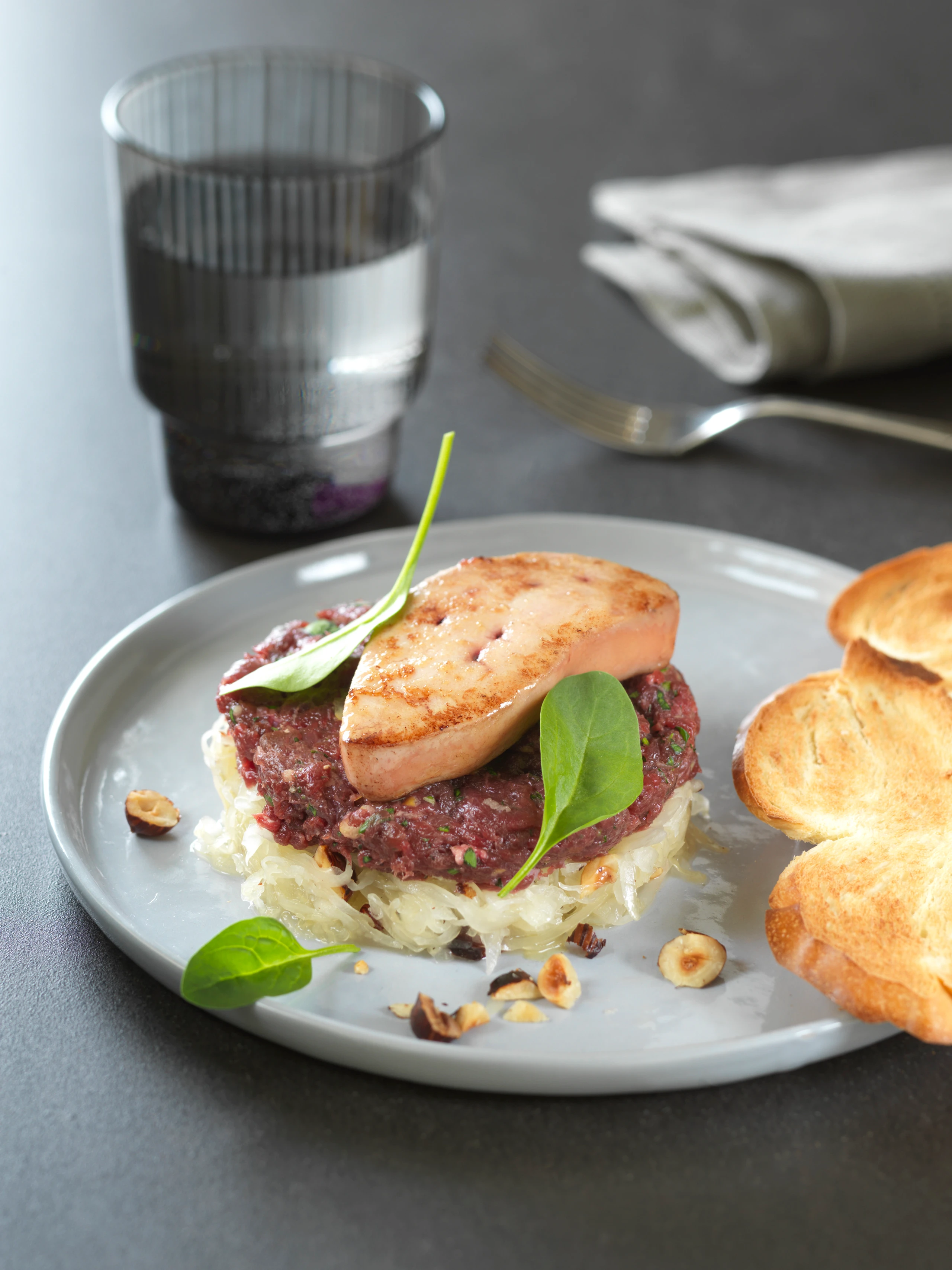 Rehtatar mit Gänseleber und Sauerkrautsalat