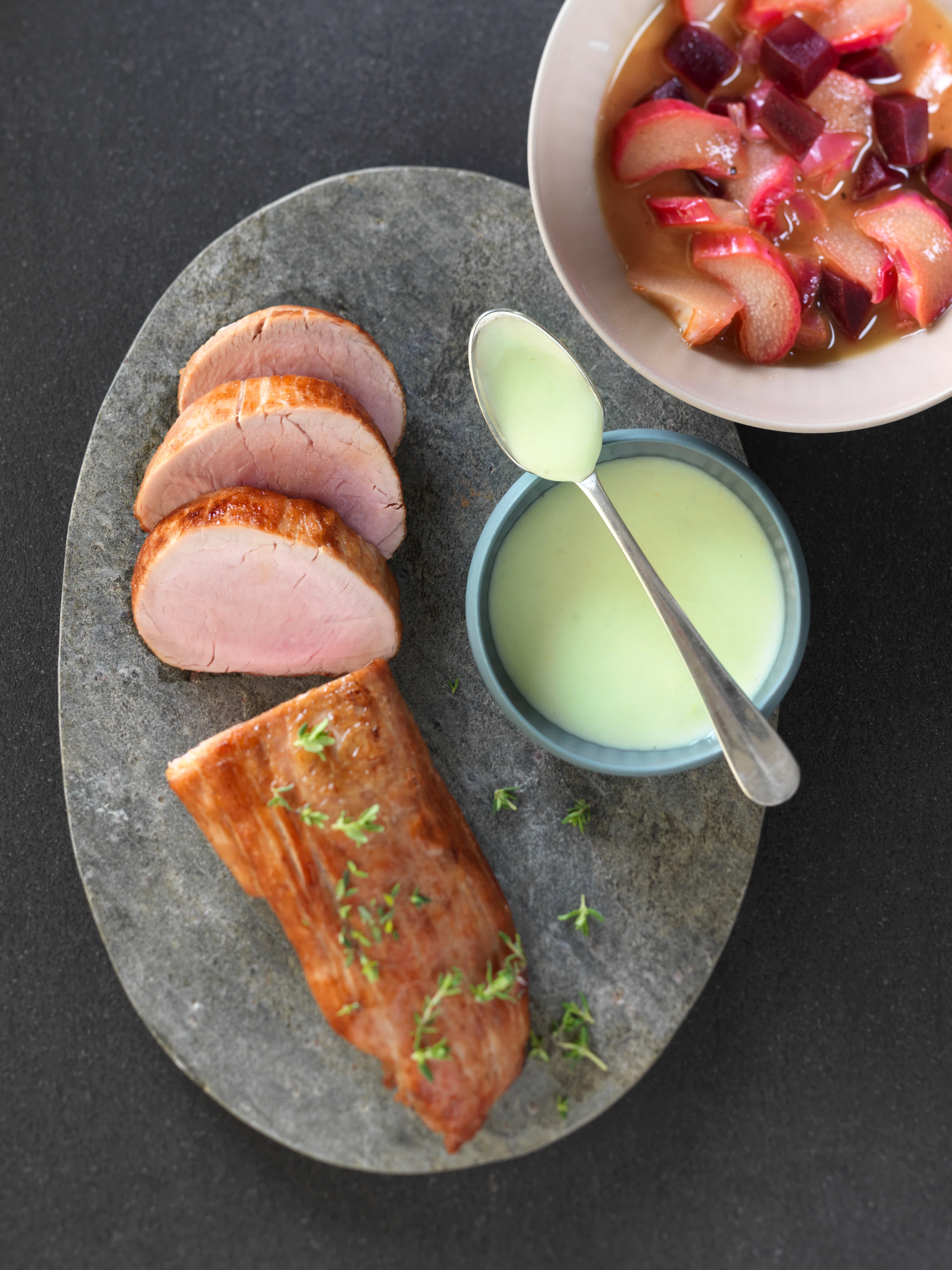 Schweinsfilet mit Rhabarber, roten Rüben und Wasabicreme