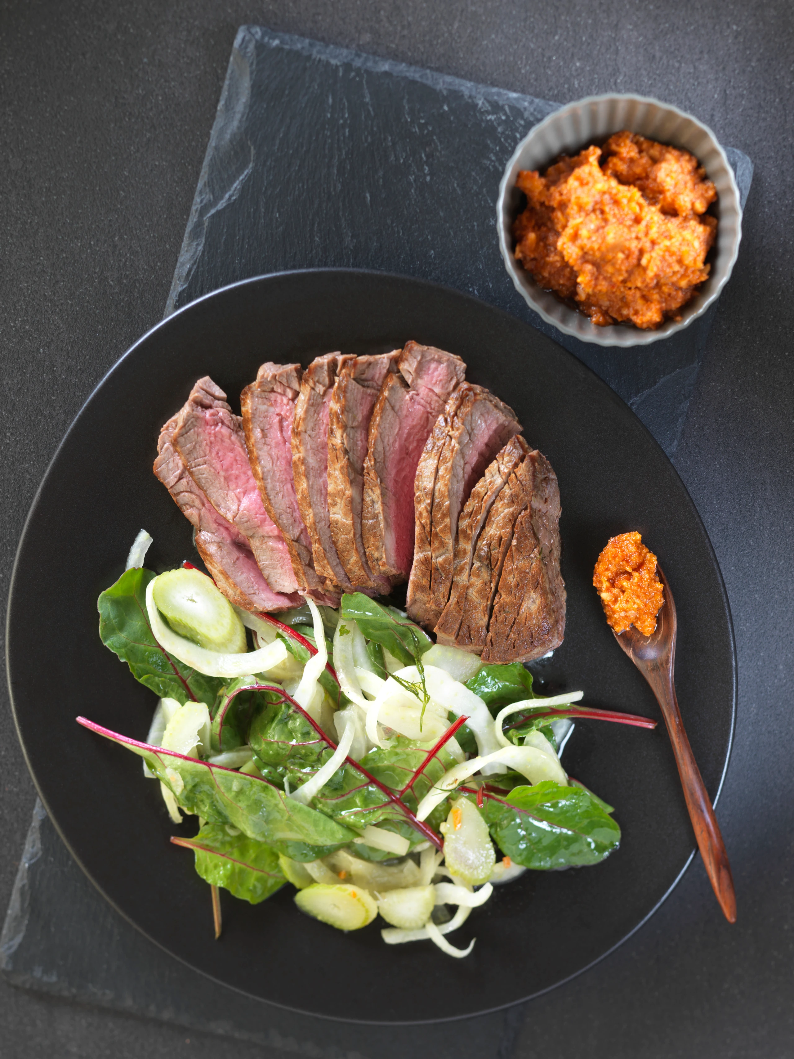 Tagliata vom Rind mit rotem Pesto und Fenchel-Mangoldsalat