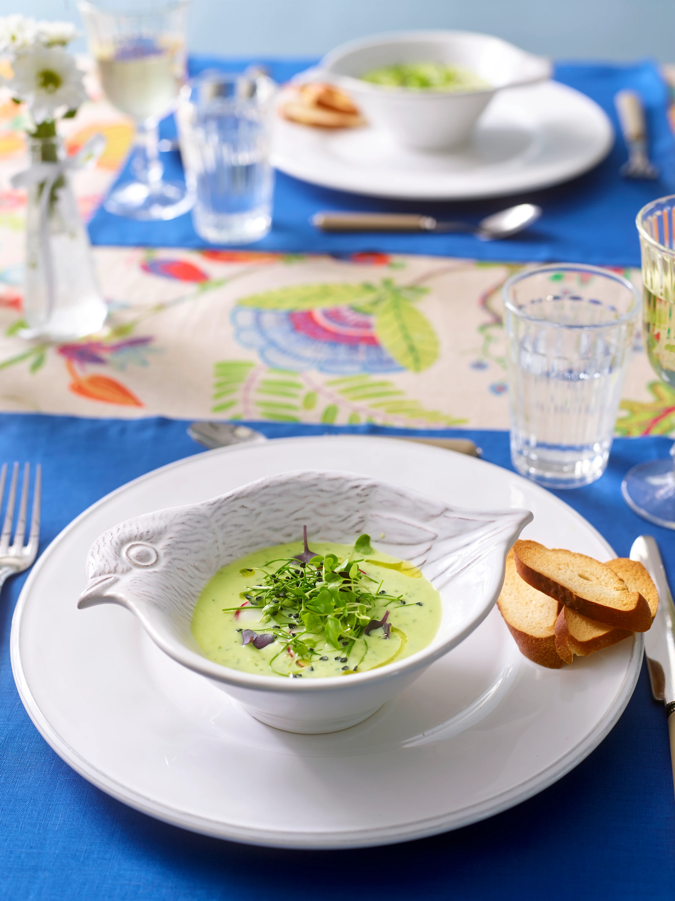 Kohlrabisuppe mit Radieschen und Kresse