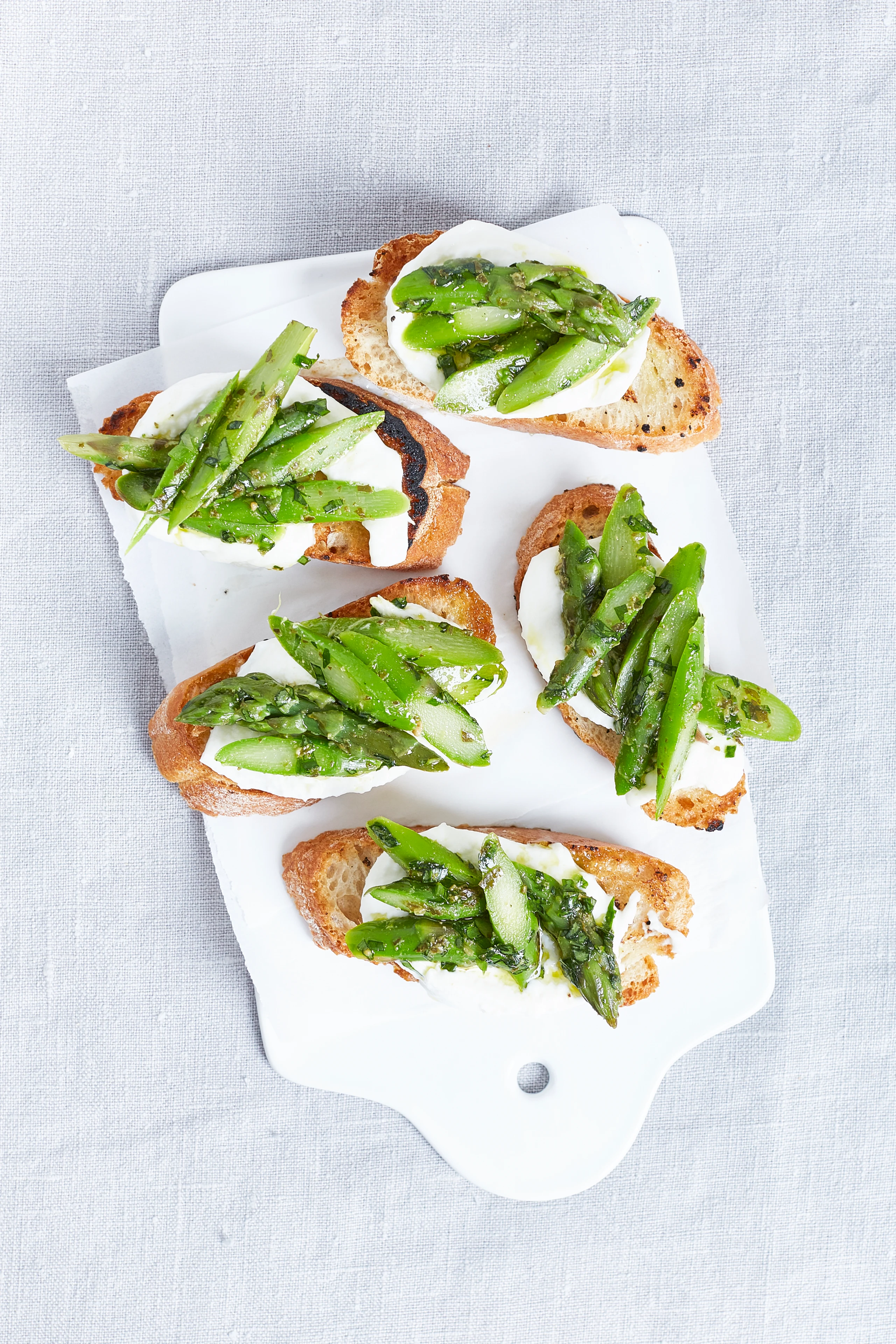 Spargel-Mozzarella-Crostini mit Bärlauchpesto