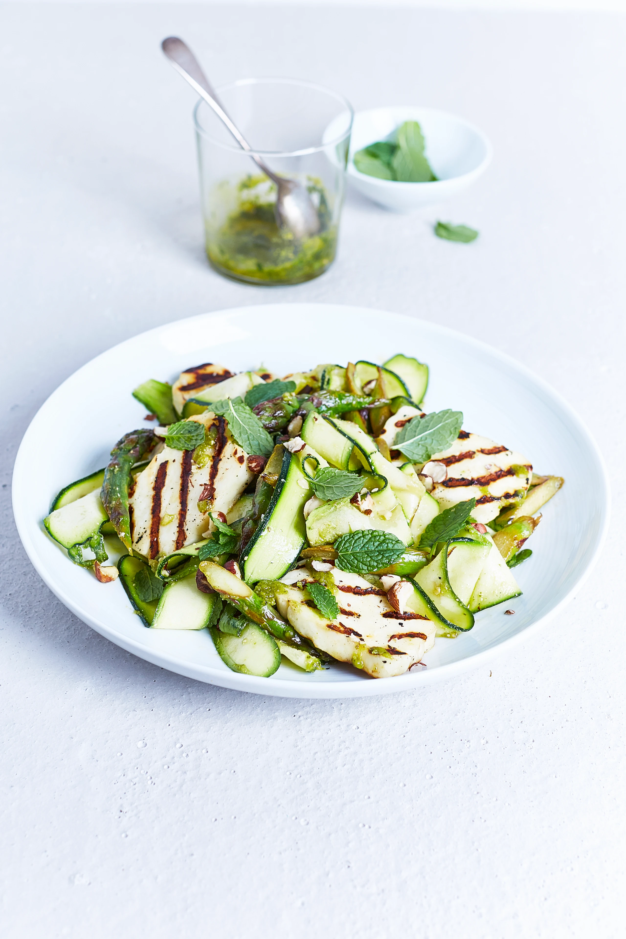Lauwarmer Spargelsalat mit Halloumi und Pesto-Dressing