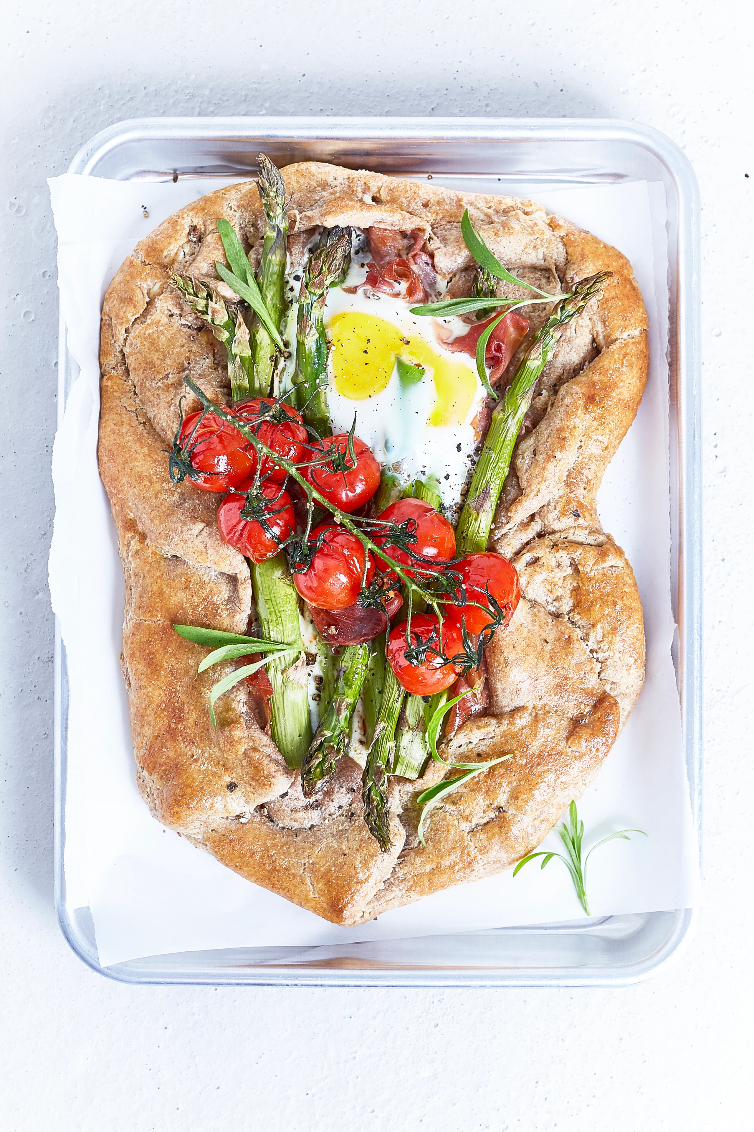 Vollkorngalette mit Spargel, Prosciutto und Ei