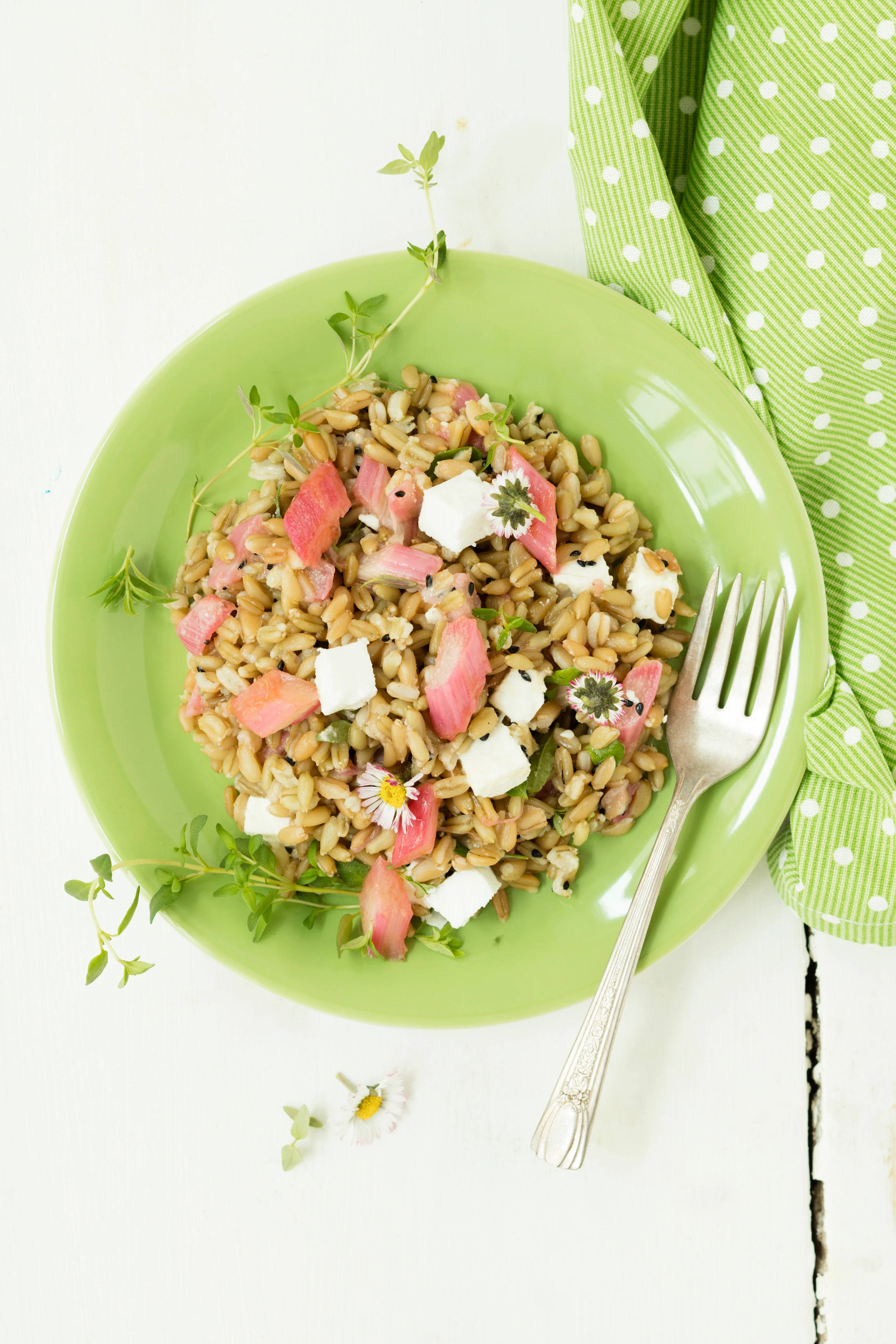 Grünkernsalat mit Schafkäse, Rhabarber und Kräutern