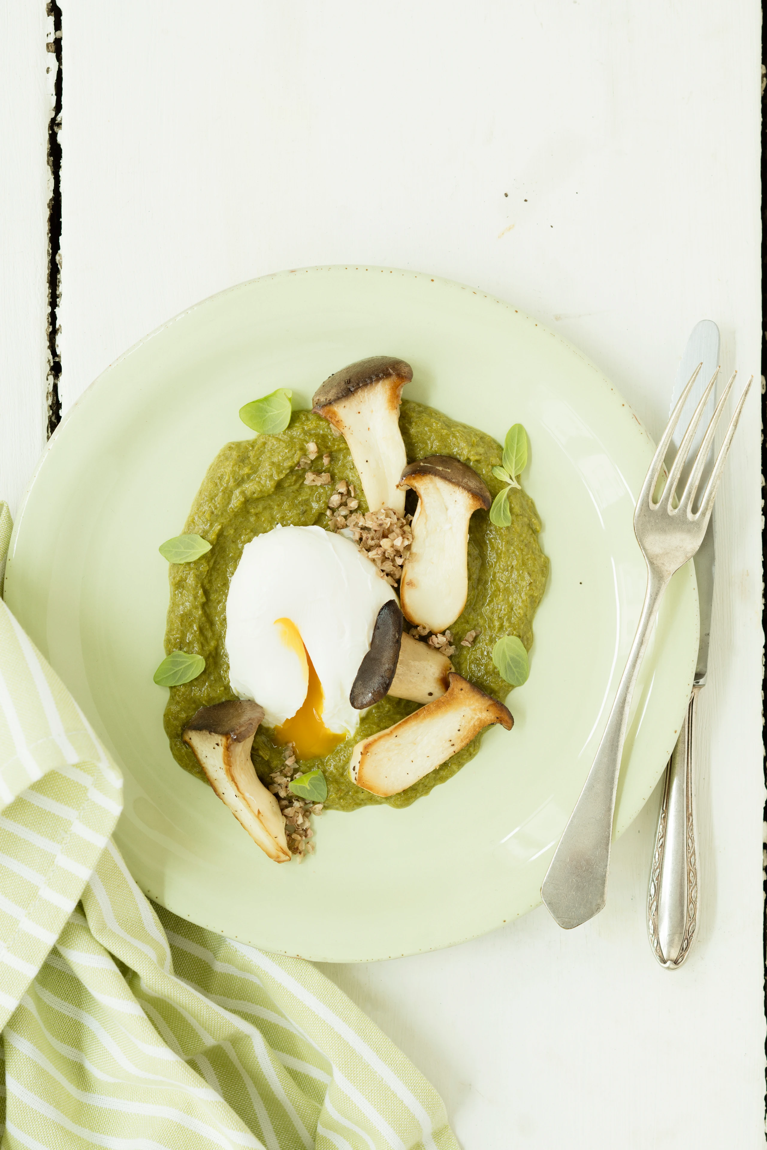 Jungzwiebelcreme mit Kräuterseitlingen und pochiertem Ei