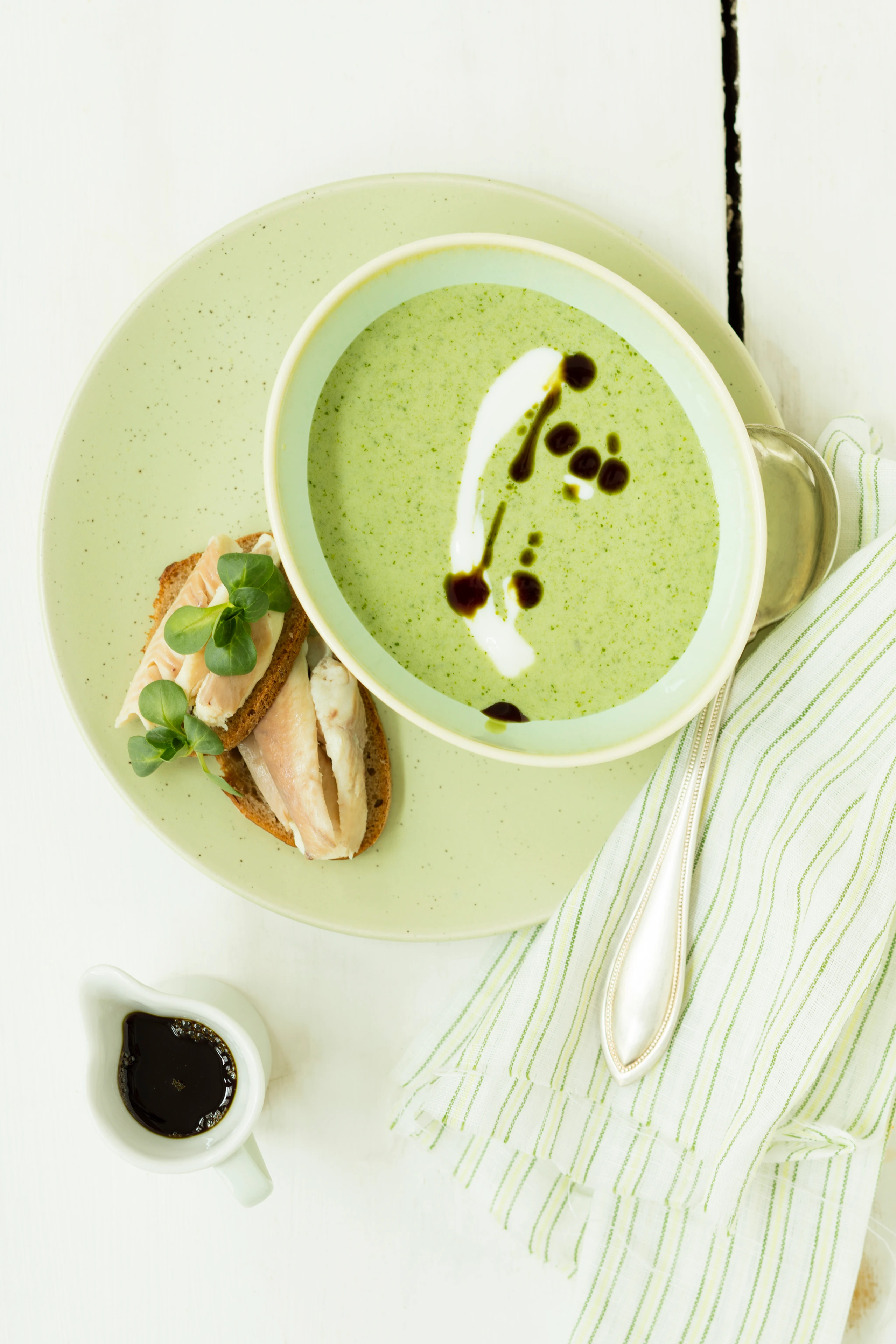 Lauwarme Joghurt-Salatsuppe mit Fisch-Crostini