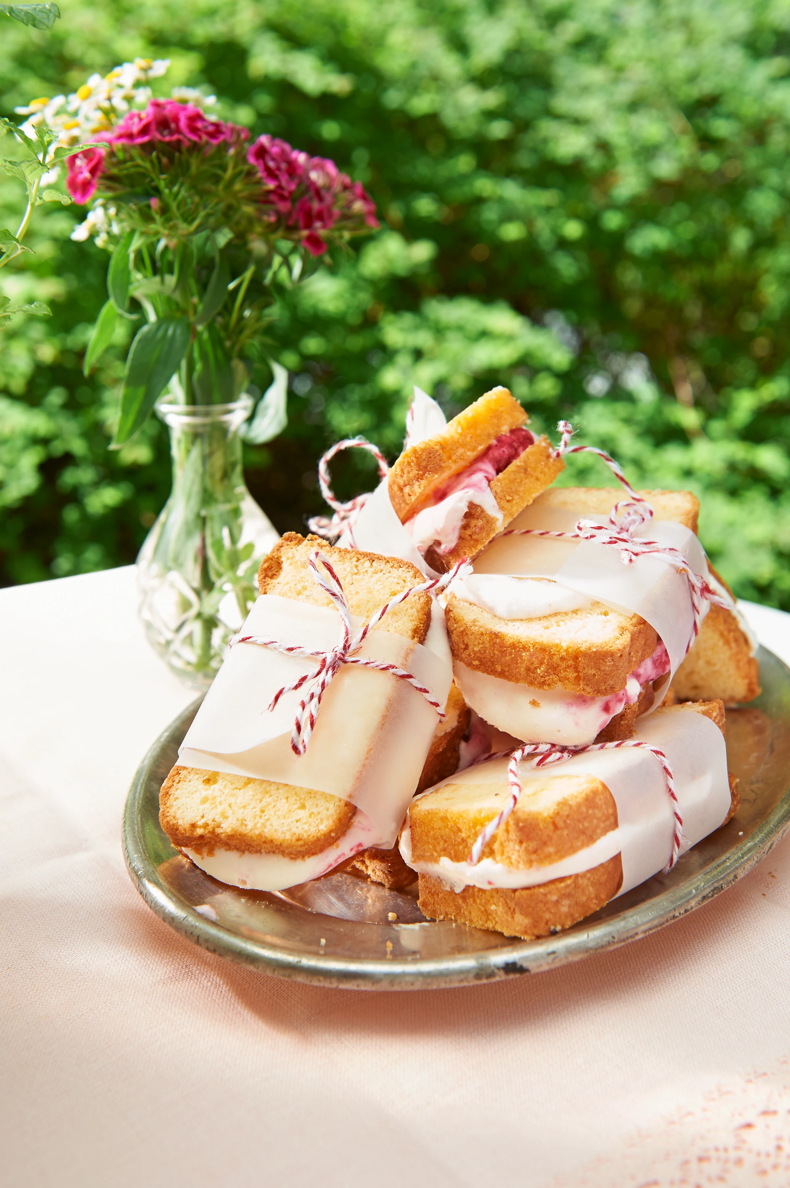 Kuchen-Sandwiches mit weißem Schoko-Himbeer-Eis