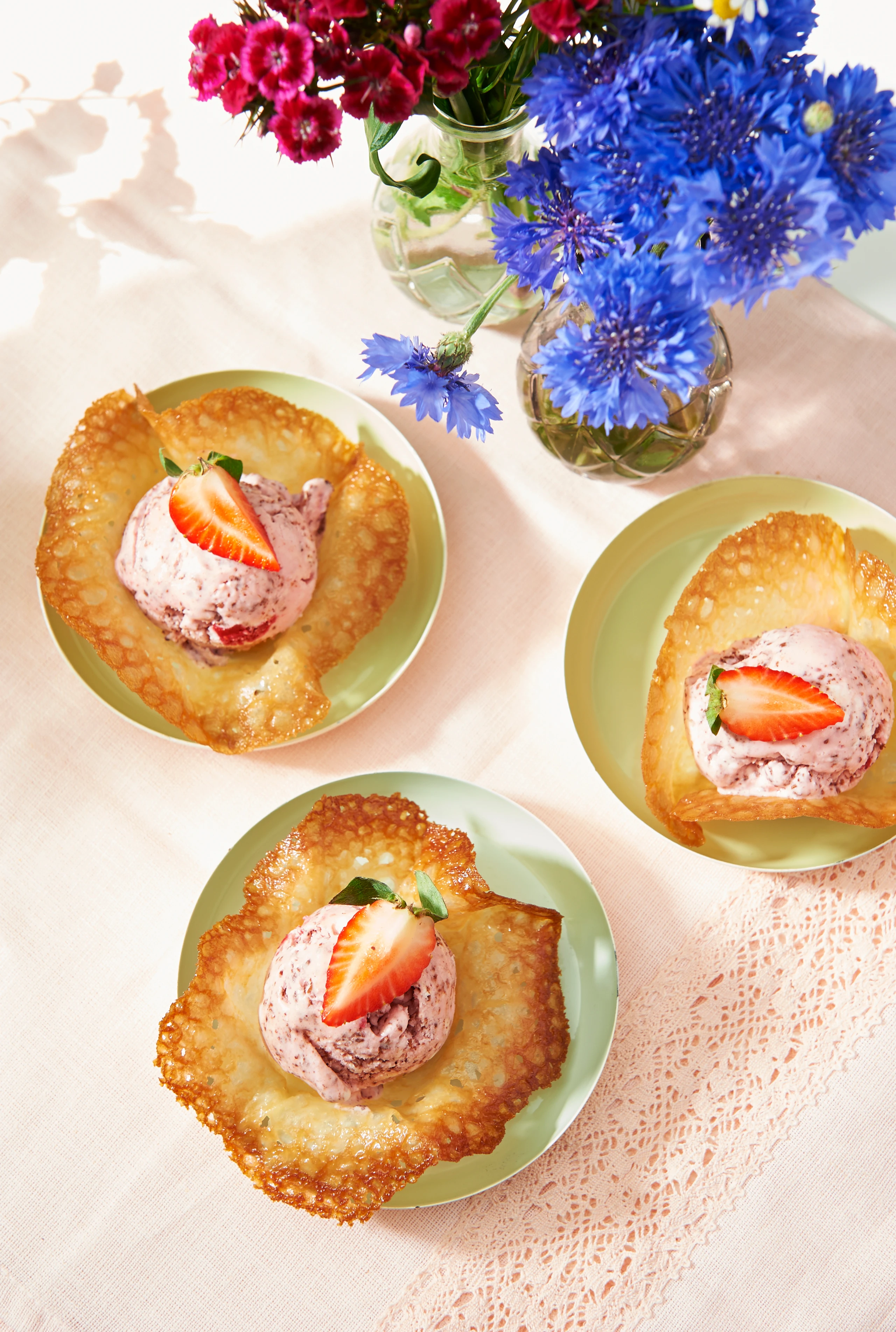 Erdbeer-Stracciatella-Eis im Hippenbecher