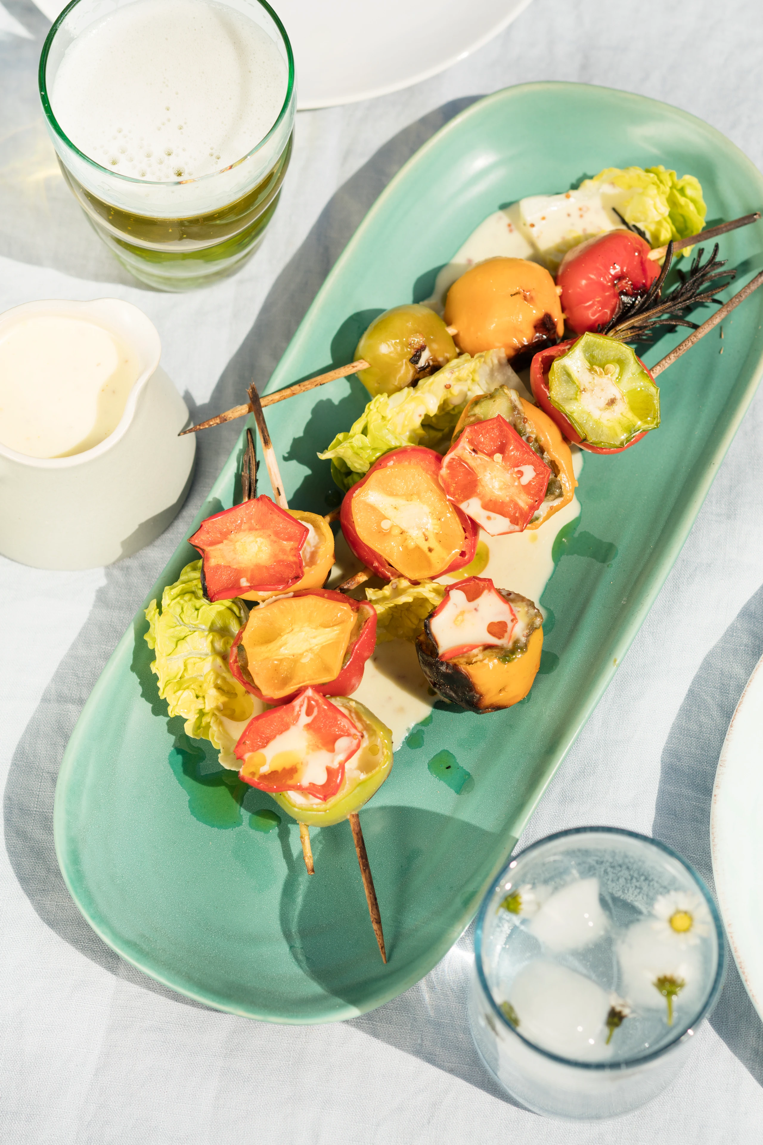 Paprikaspieße mit Avocado-Topfenfülle