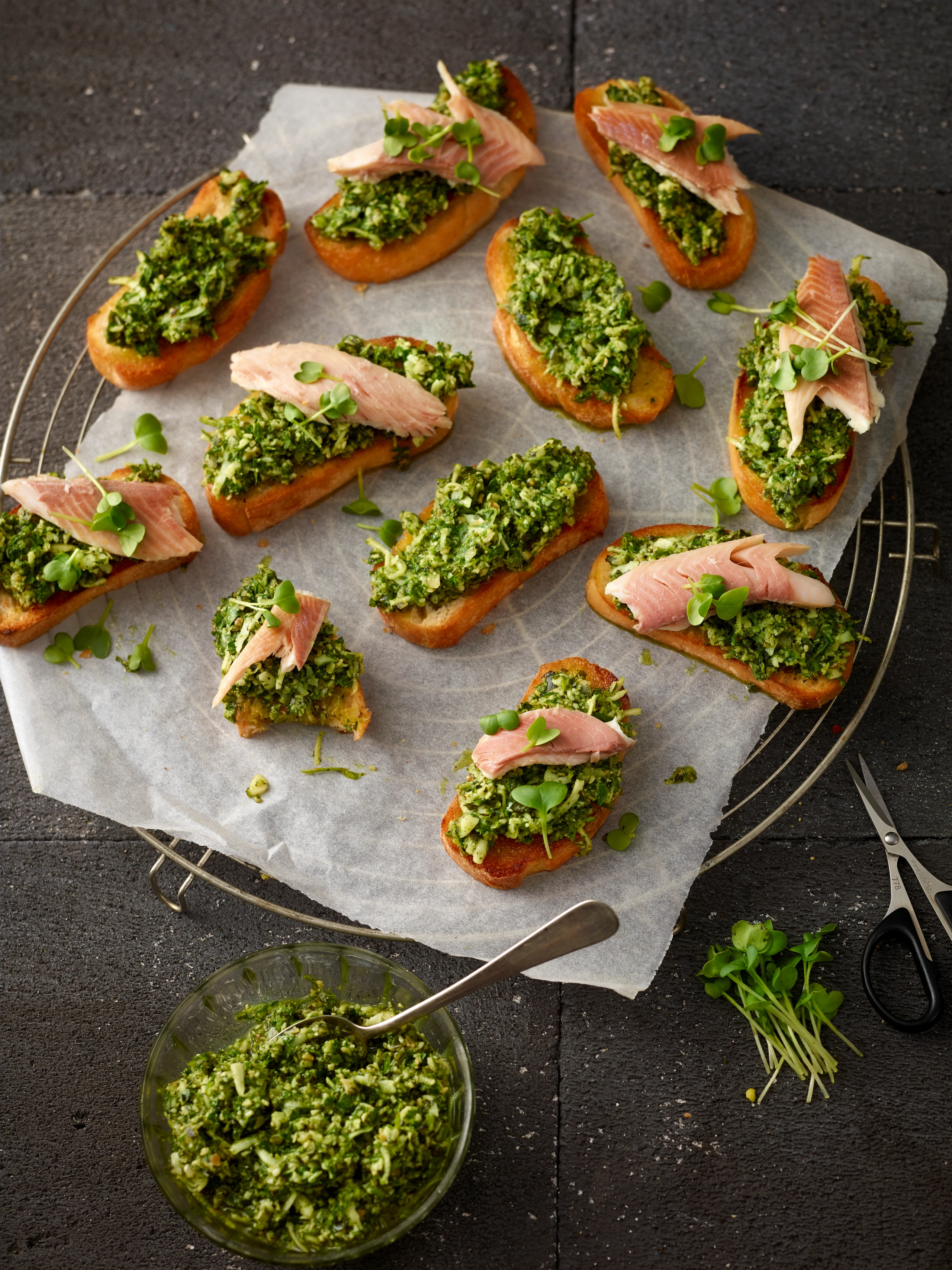 Ciabatta mit Kürbiskernpesto und Räucherforelle