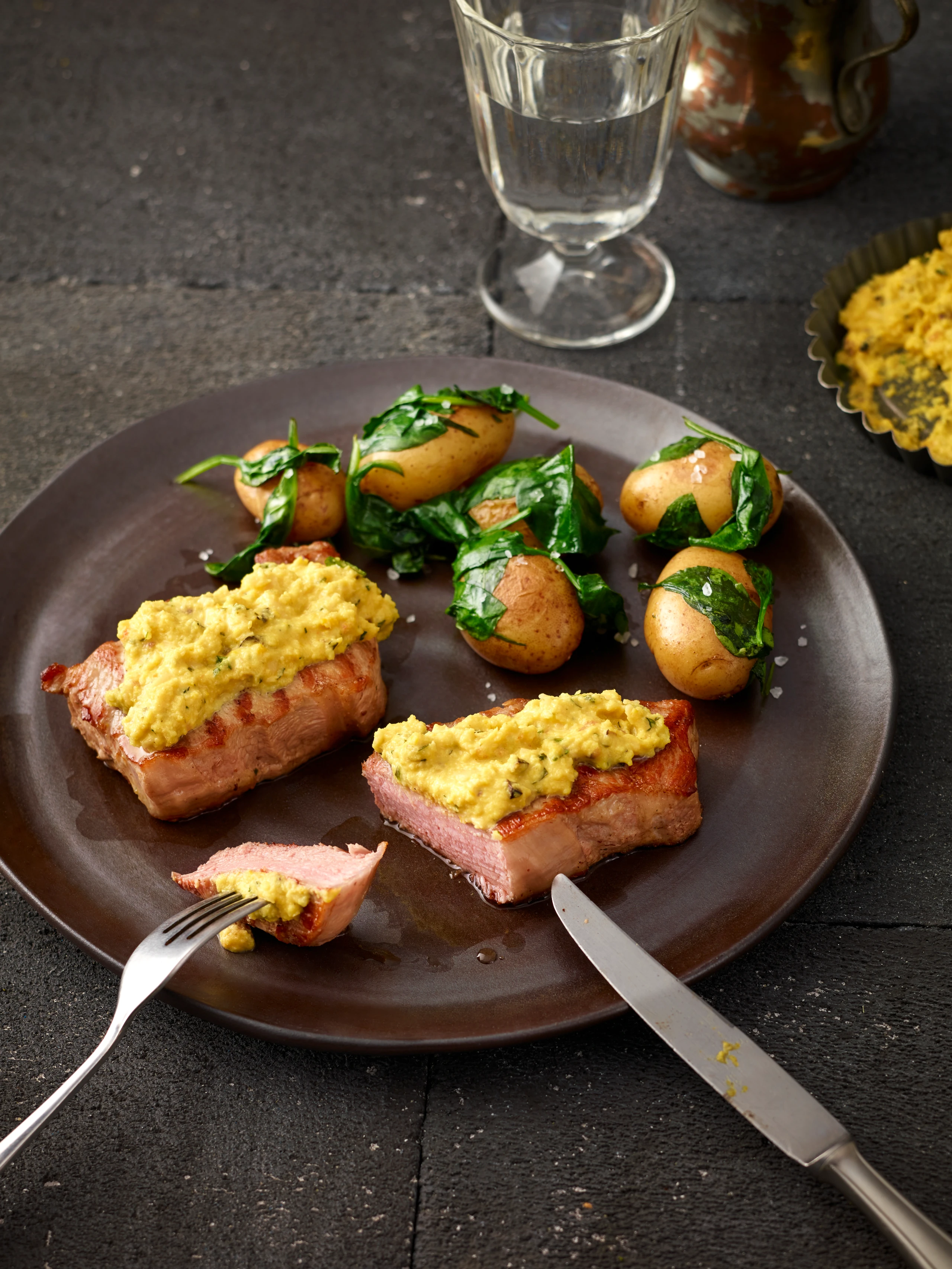 Kalbsmedaillons mit Paprika-Sardellenpesto