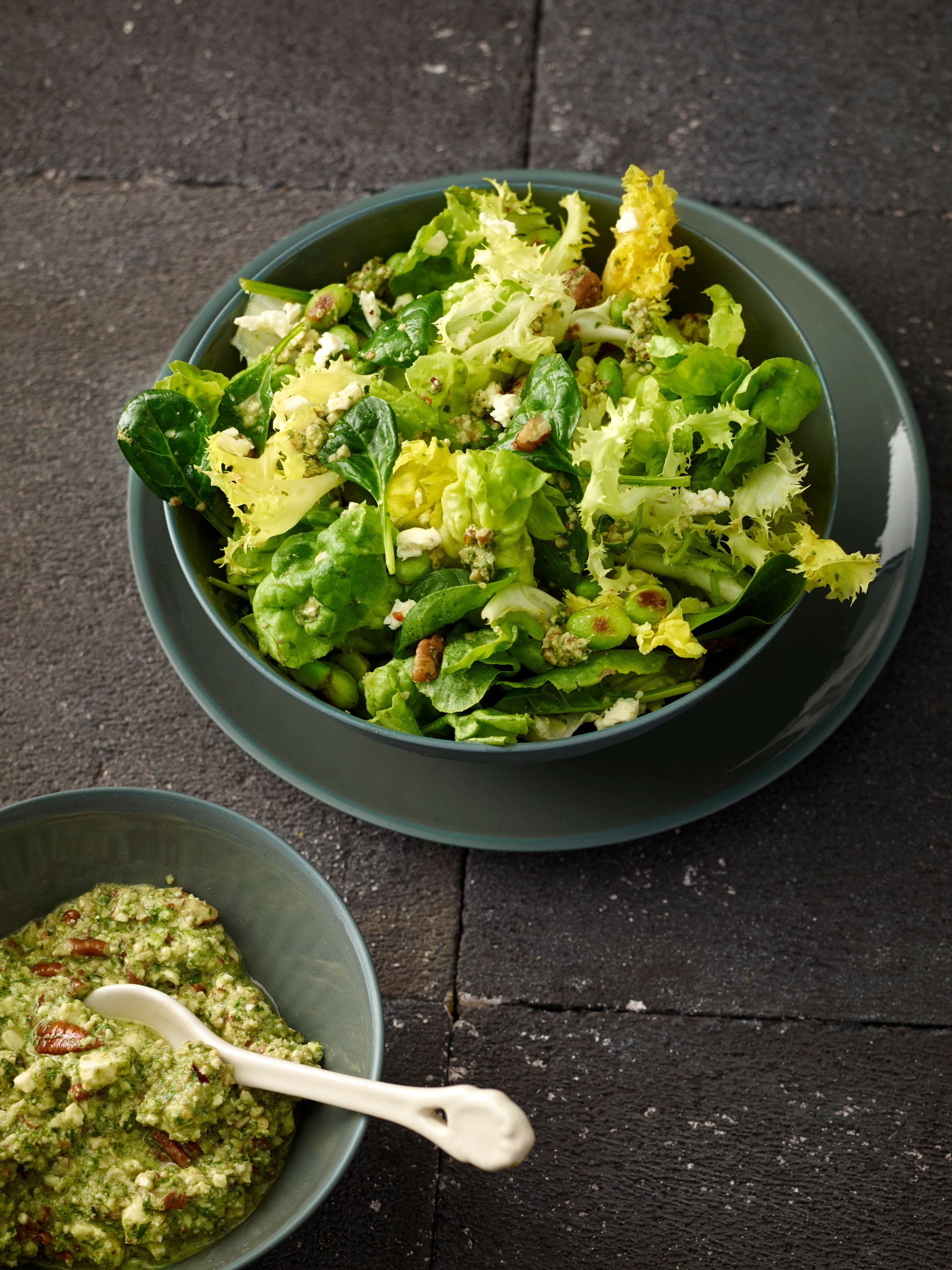 Salat mit Feta-Rucola-Nusspesto