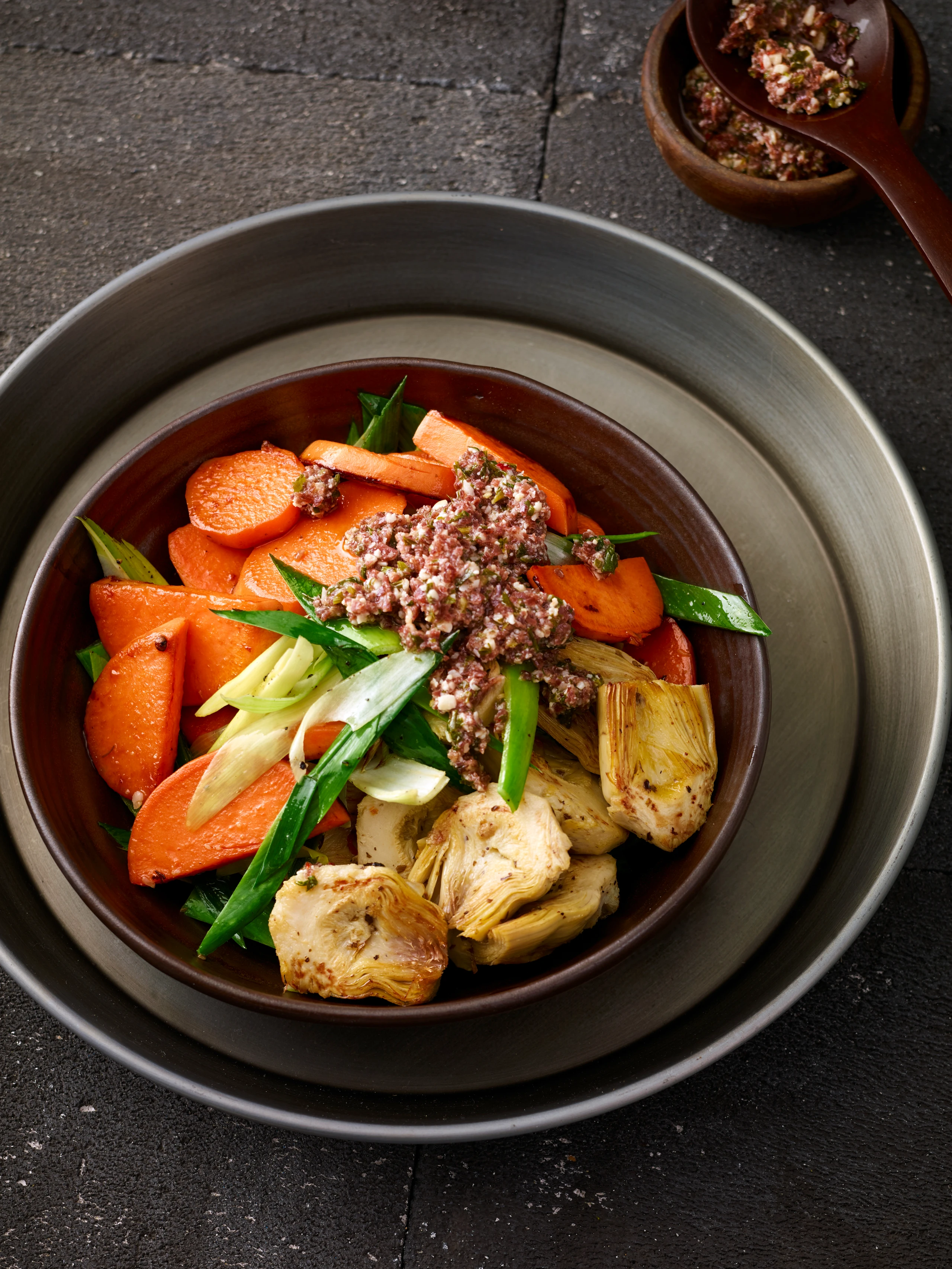 Süßkartoffel-Artischocken-Gemüse mit Biltong-Pesto