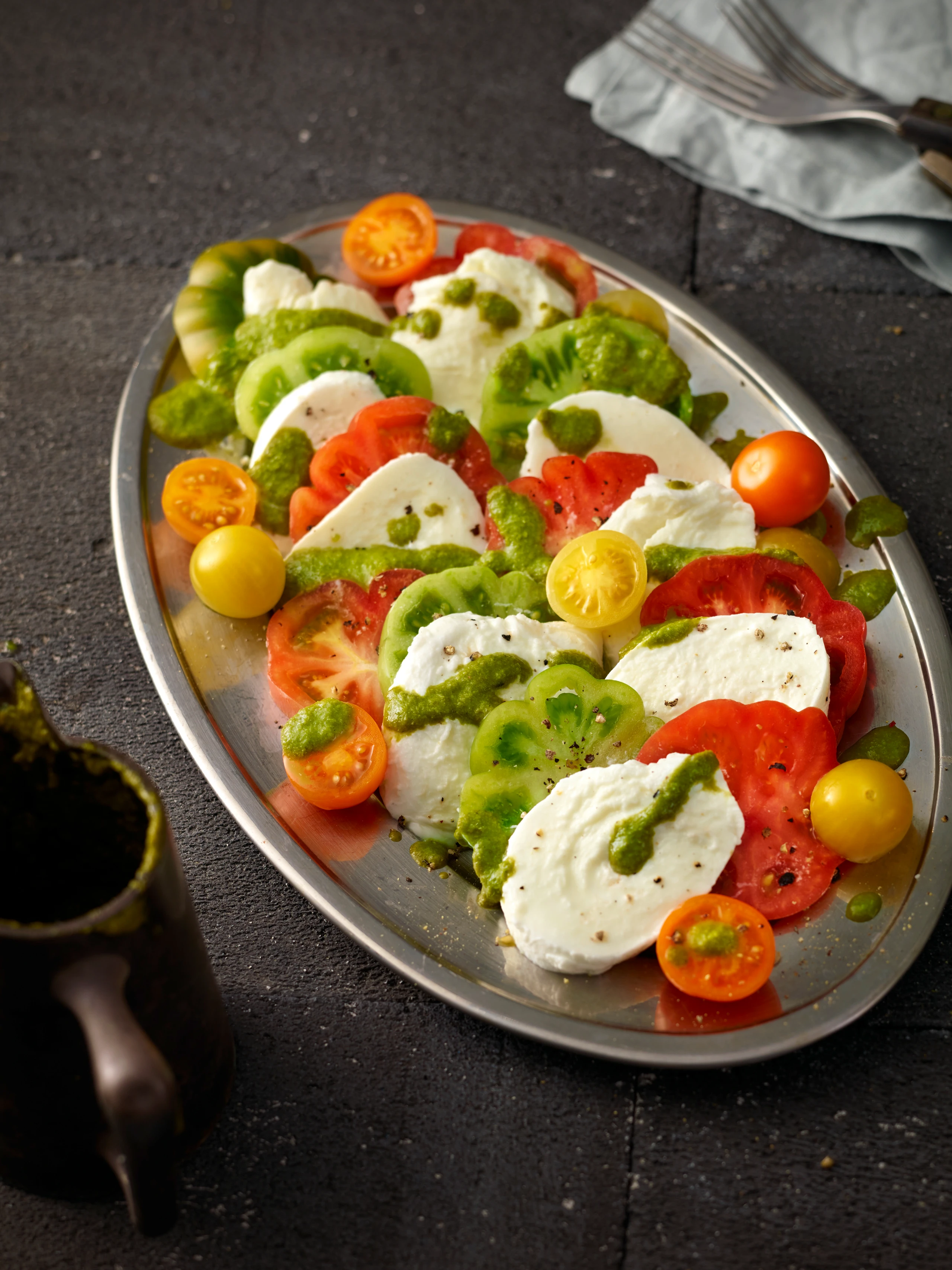 Burrata mit Paradeisern und Basilikum-Zitronengraspesto