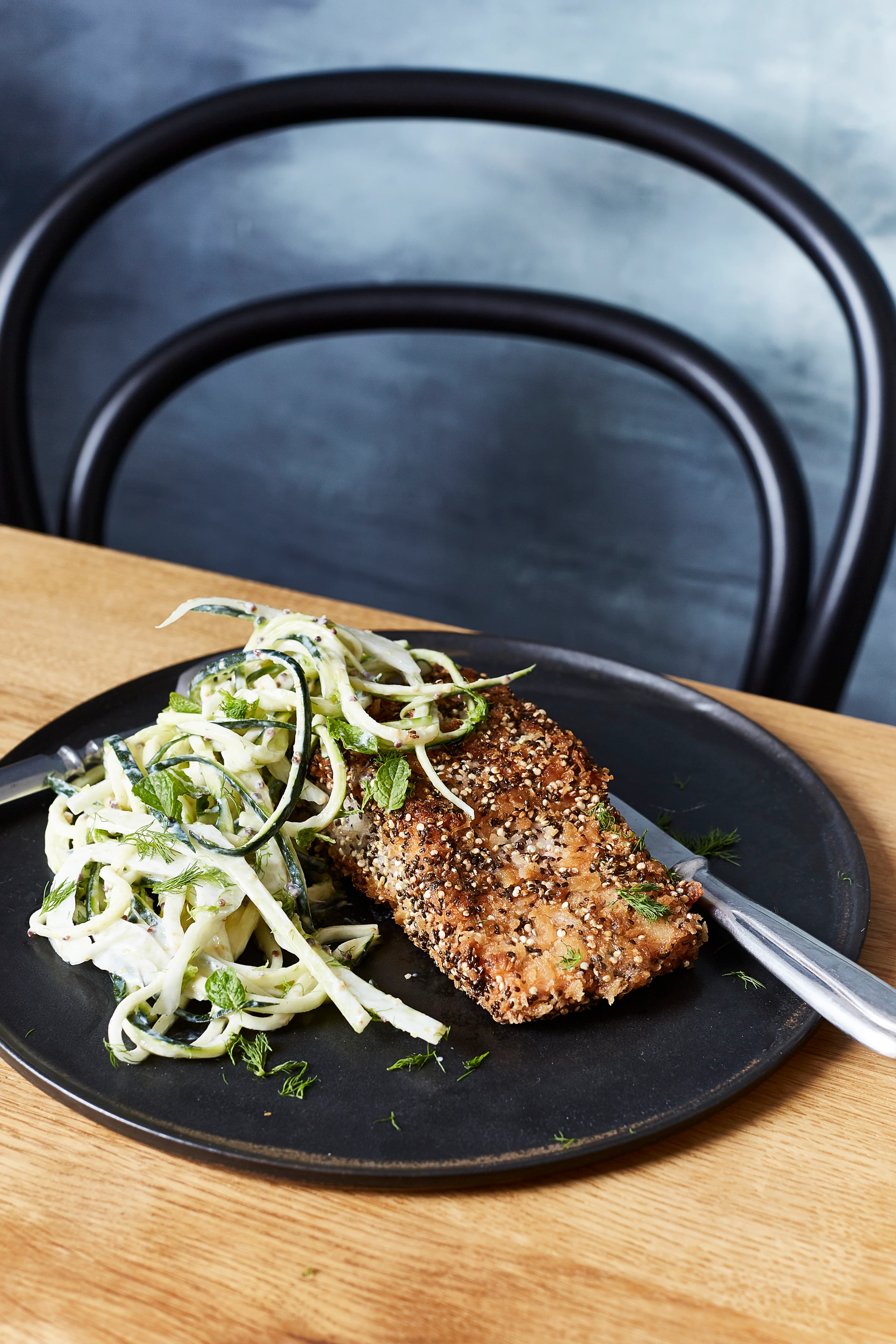 Lachs mit Quinoa-Panier und Zucchini-Fenchelsalat