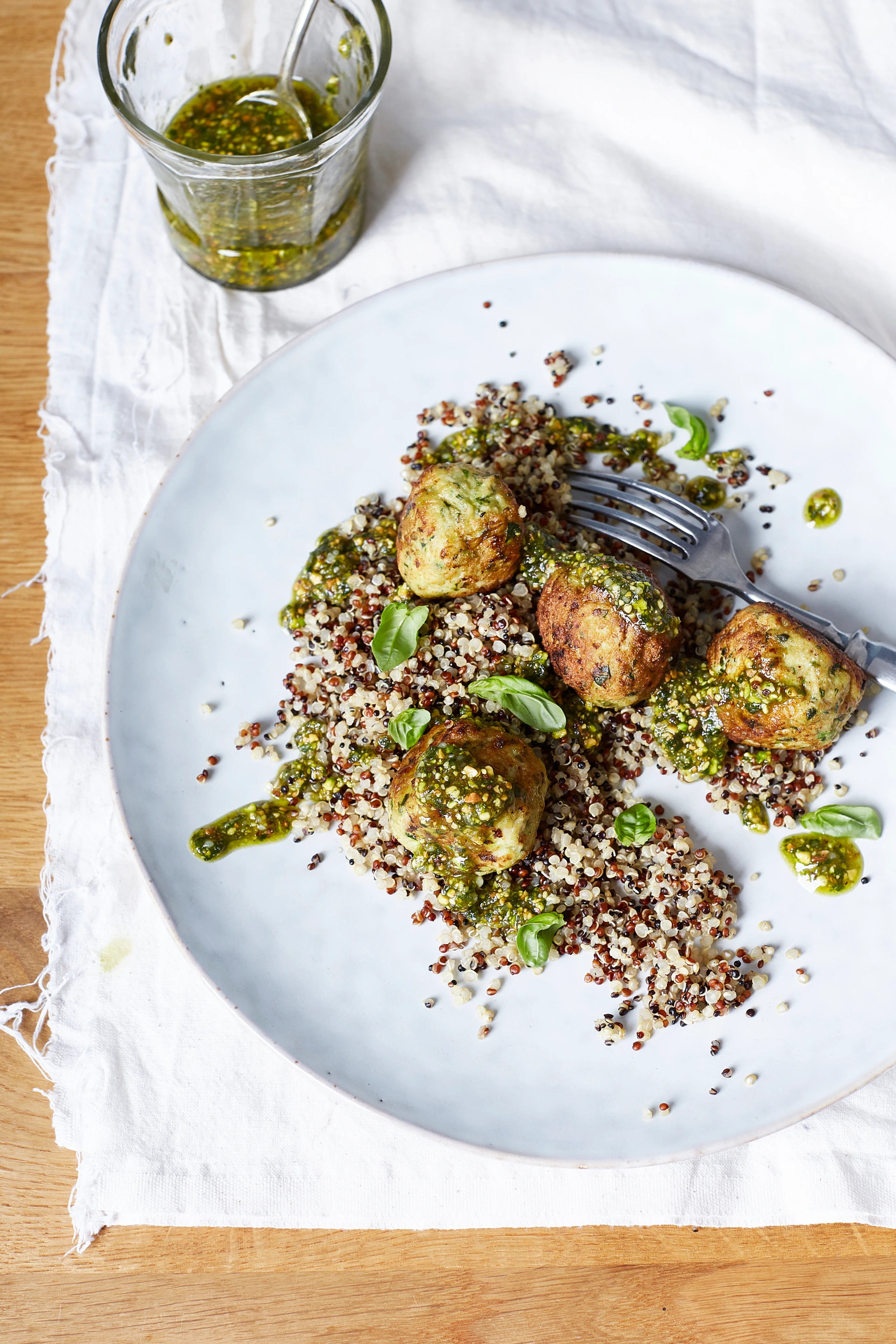 Hühner-Zucchini-Polpette mit Pistazienpesto und Quinoa