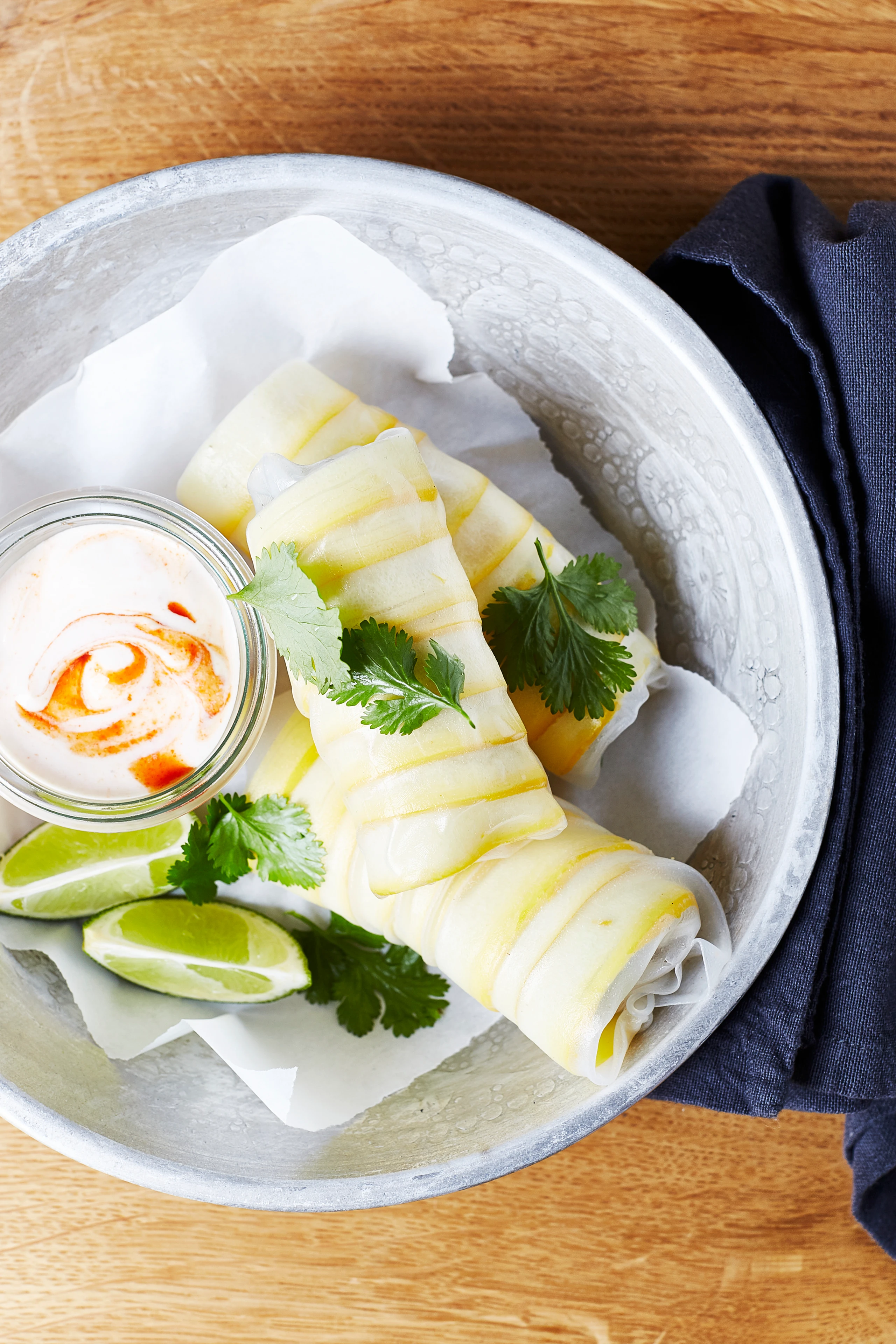 Zucchiniröllchen mit Tofu und Sriracha-Dip