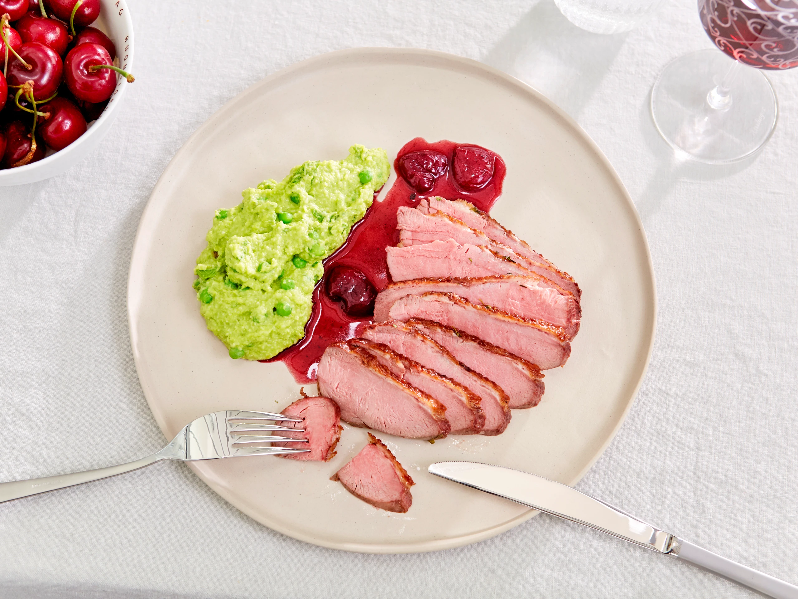 Entenbrust mit Erbsenpüree und Kirschen-Portweinsauce