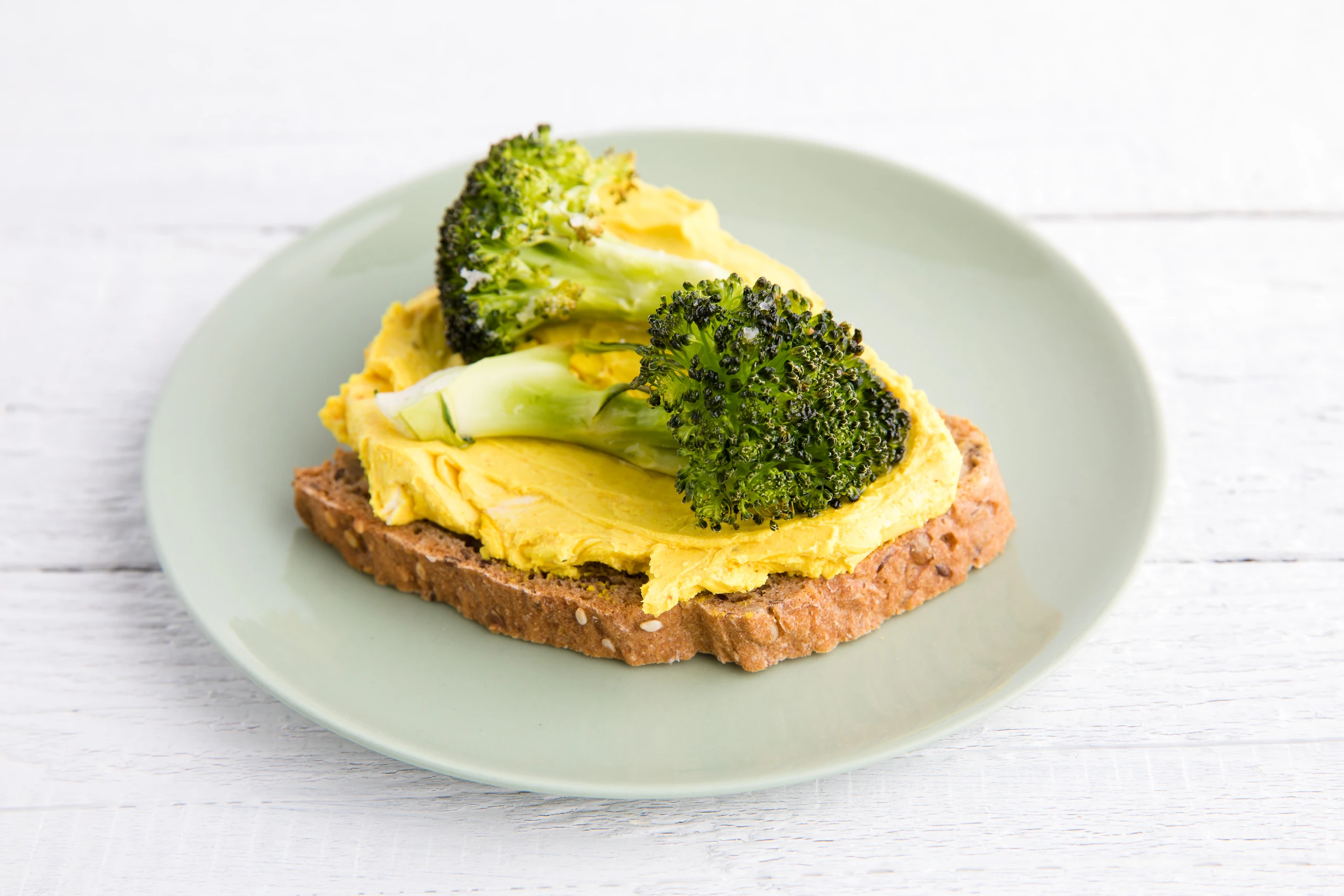 Ziegenfrischkäse mit Kurkuma und geröstetem Brokkoli