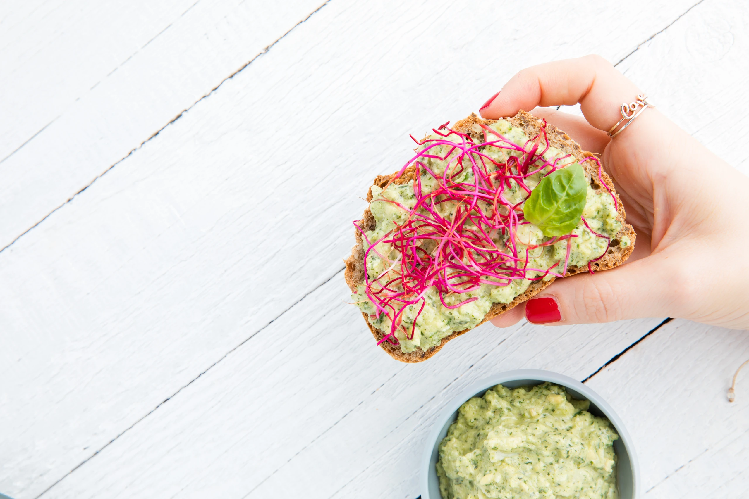 Mandel-Schafkäseaufstrich mit roten Sprossen