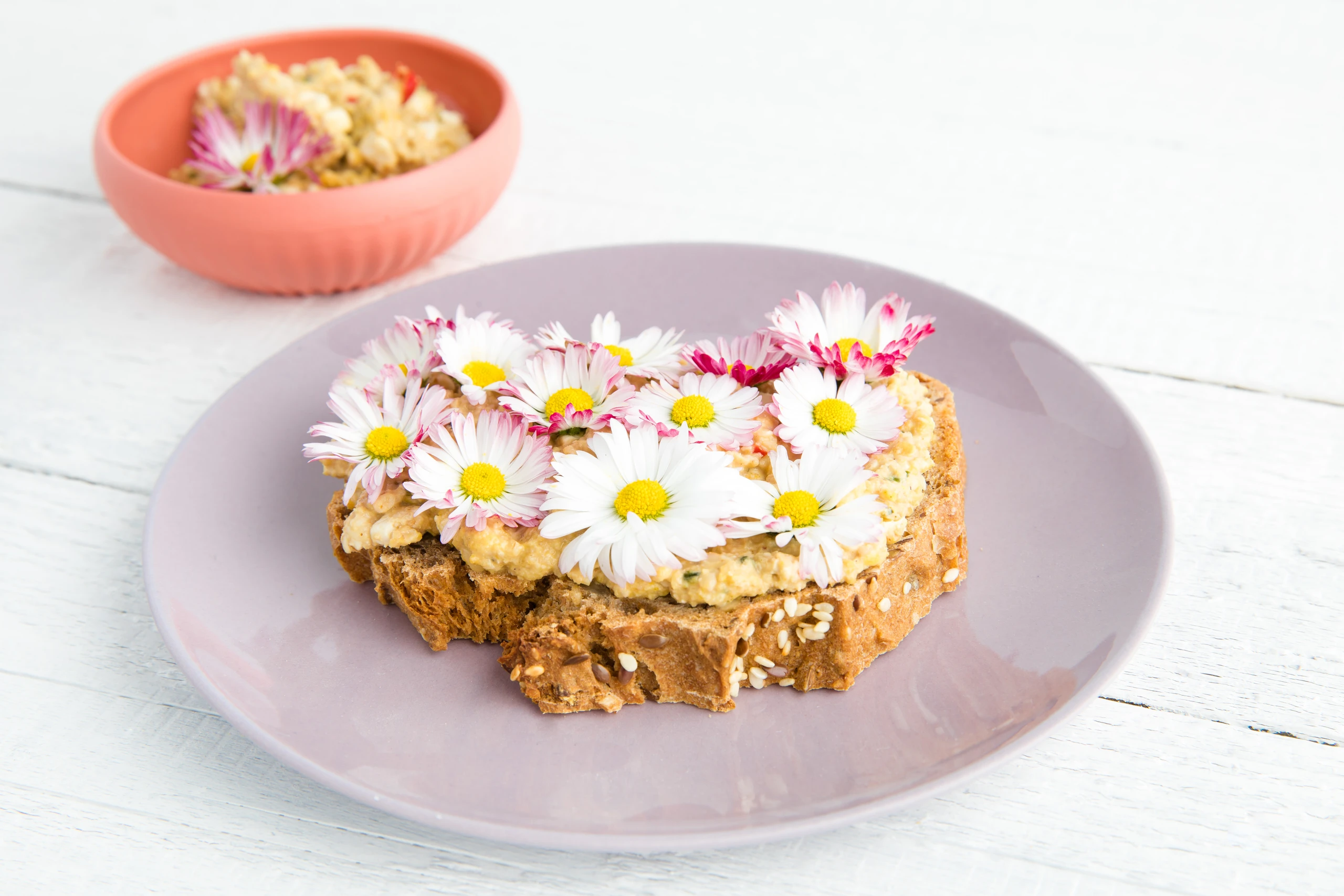 Paprika-Nussaufstrich mit Gänseblümchen