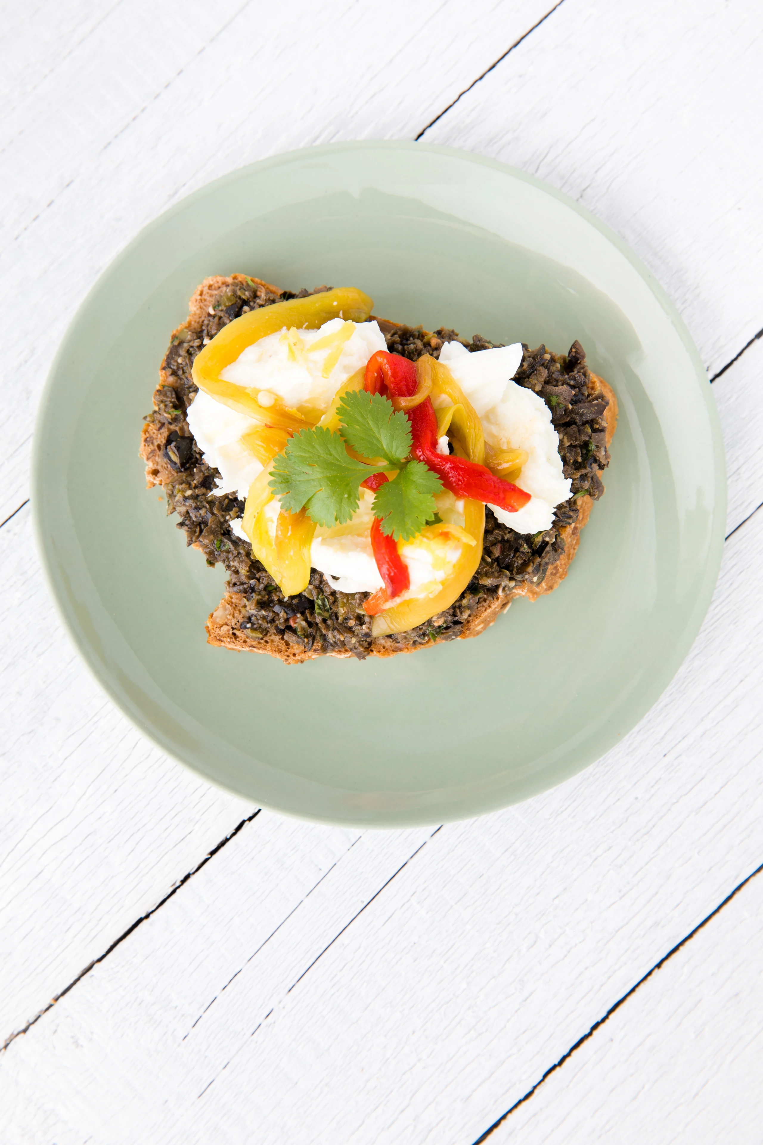 Gebrannte Chilis auf Büffelmozzarella und Oliventapenade